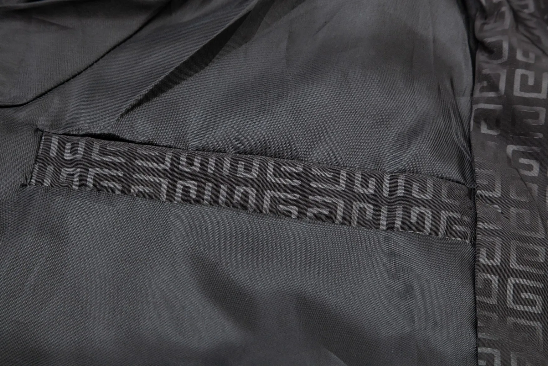 【GIVENCHY 公式旗艦店】ジバンシー  ジャケット着 好評に付き再入荷 240828