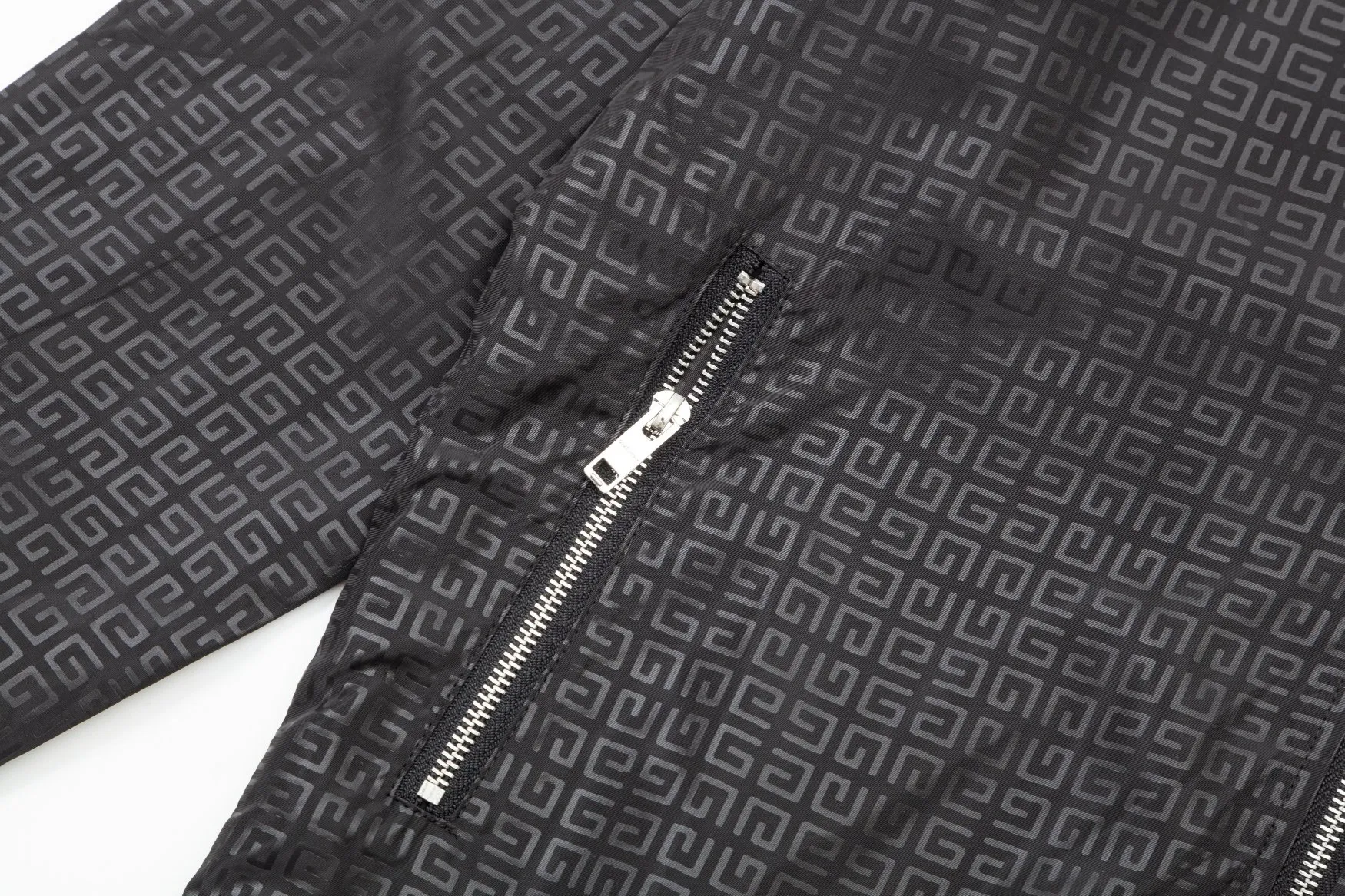 【GIVENCHY 公式旗艦店】ジバンシー  ジャケット着 好評に付き再入荷 240828