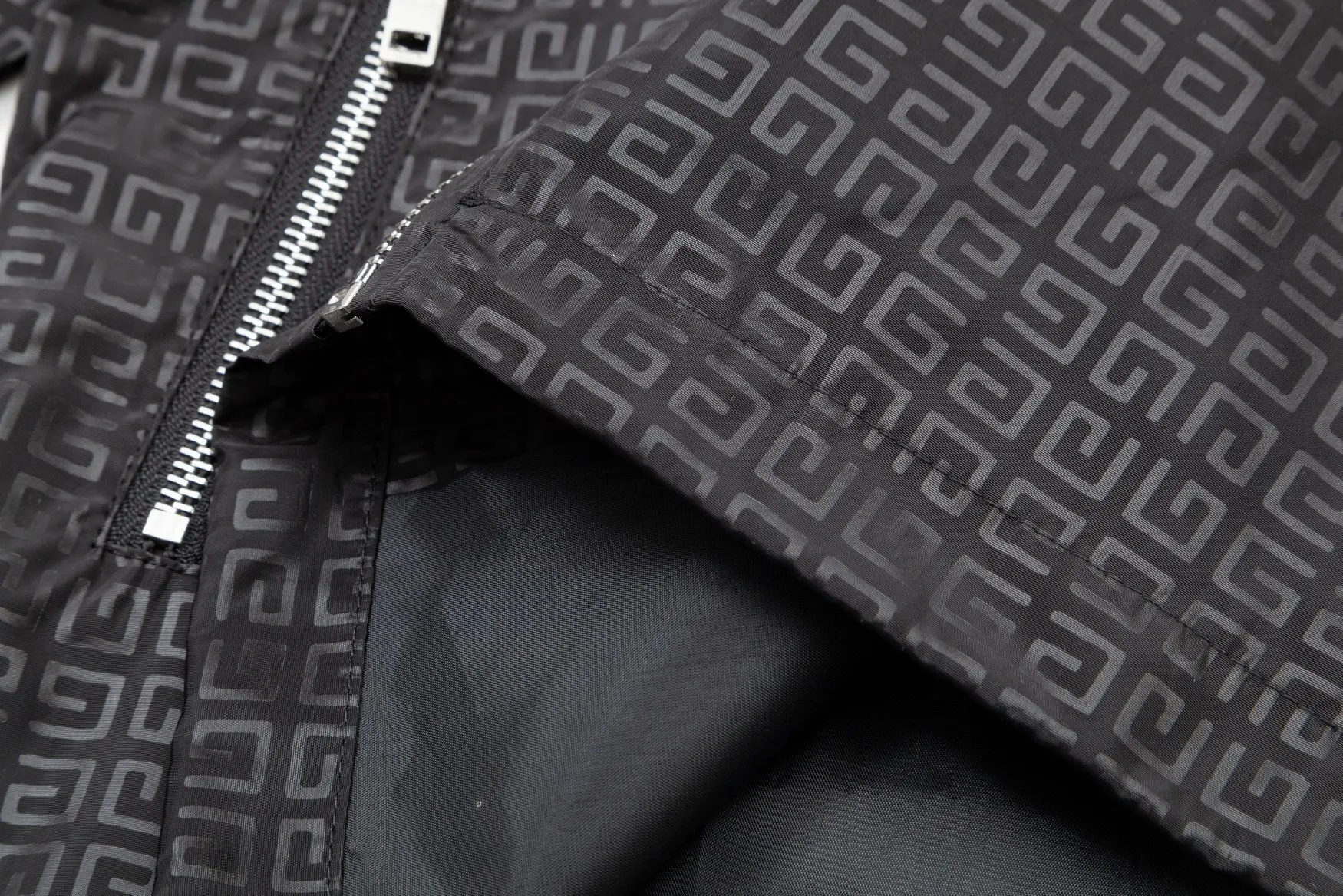【GIVENCHY 公式旗艦店】ジバンシー  ジャケット着 好評に付き再入荷 240828