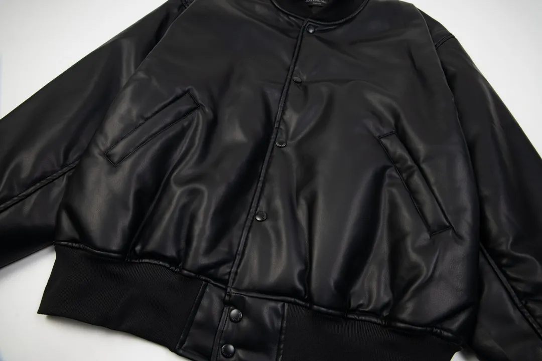 【BALENCIAGA  公式旗艦店】バレンシアガ    ジャケット着 好評に付き再入荷！250107