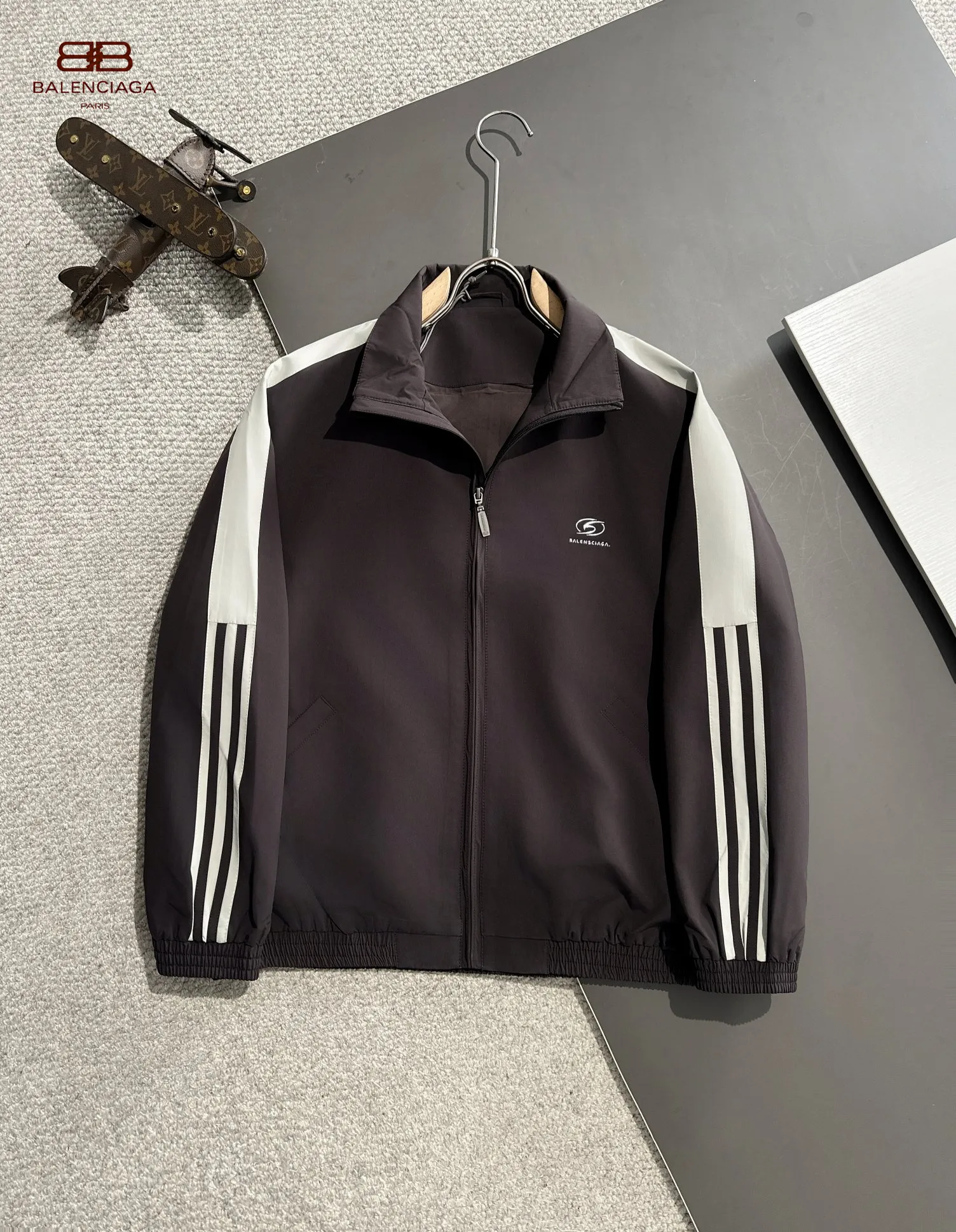 【BALENCIAGA  公式旗艦店】バレンシアガ   ジャケット着 ご好評に付き再入荷！250107