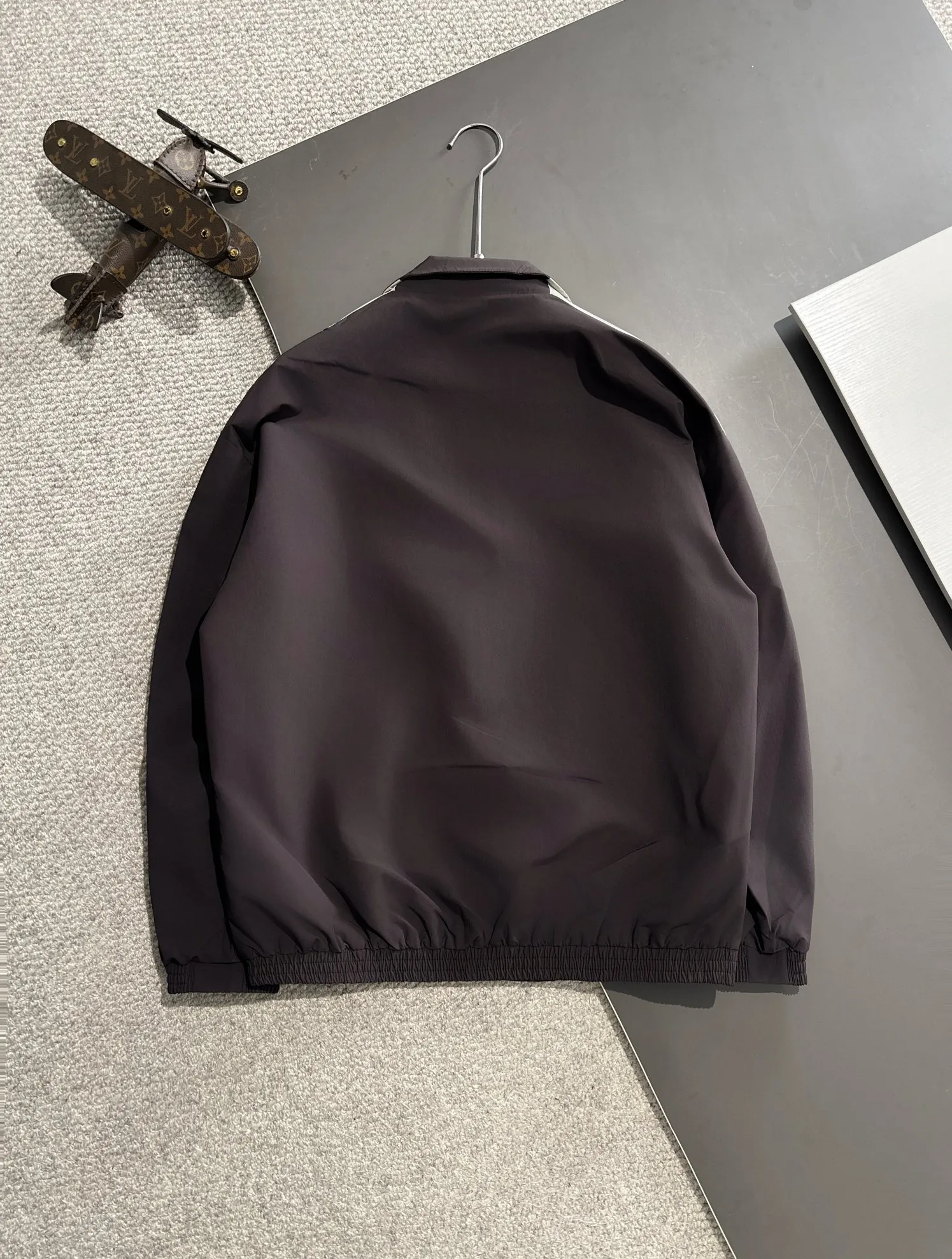 【BALENCIAGA  公式旗艦店】バレンシアガ   ジャケット着 ご好評に付き再入荷！250107