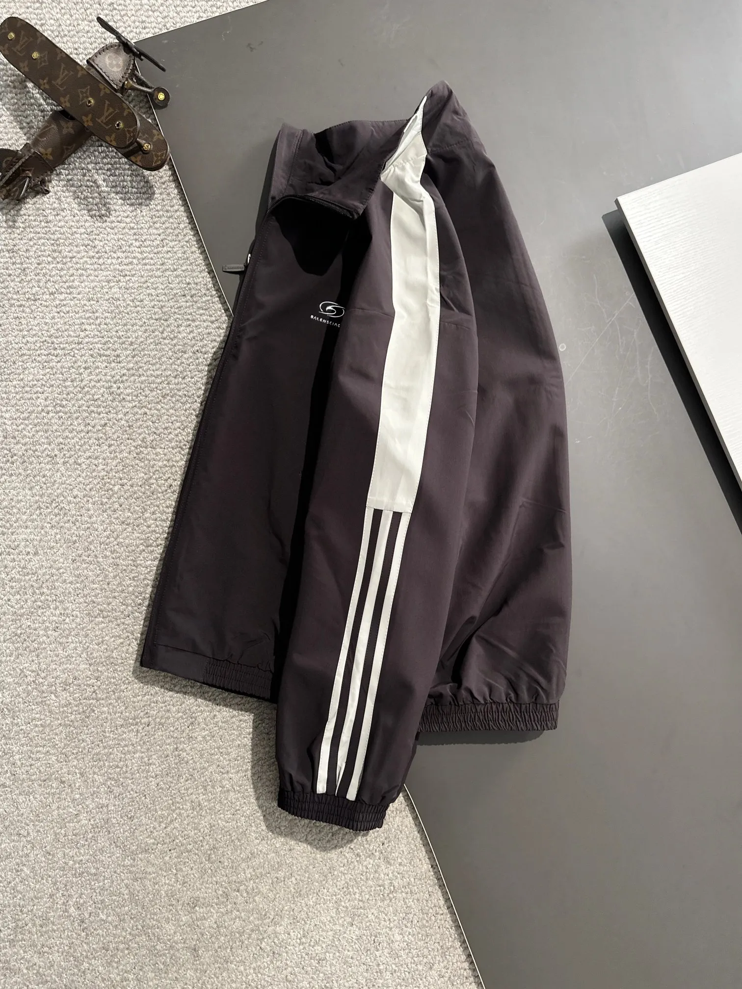 【BALENCIAGA  公式旗艦店】バレンシアガ   ジャケット着 ご好評に付き再入荷！250107