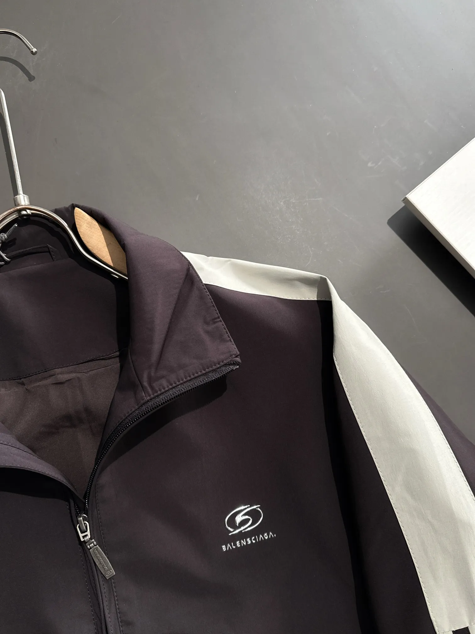【BALENCIAGA  公式旗艦店】バレンシアガ   ジャケット着 ご好評に付き再入荷！250107