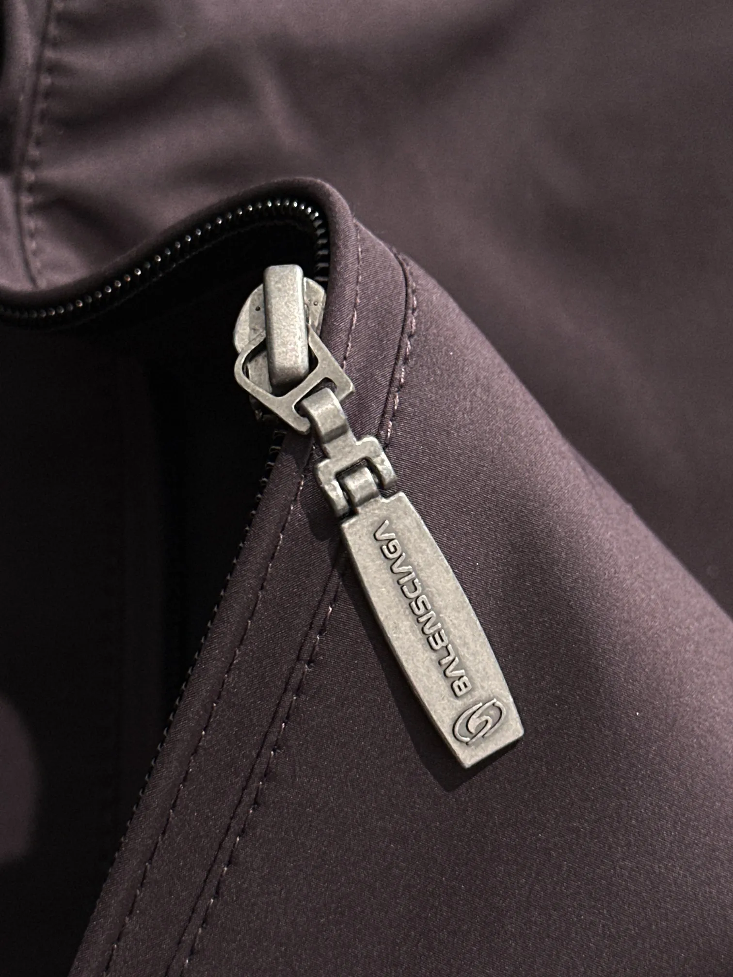 【BALENCIAGA  公式旗艦店】バレンシアガ   ジャケット着 ご好評に付き再入荷！250107