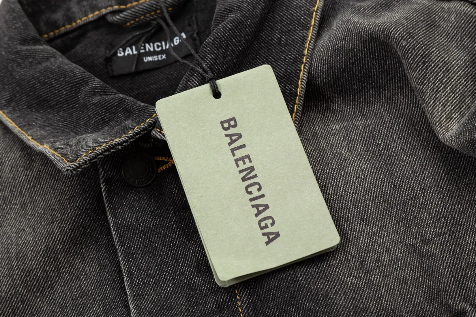【BALENCIAGA  公式旗艦店】バレンシアガ  ジャケット着 ご好評に付き再入荷！241022