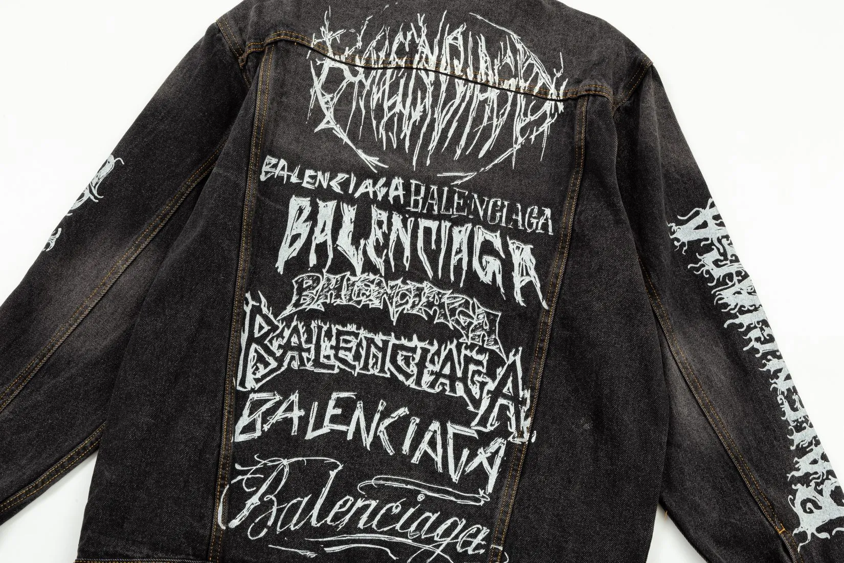 【BALENCIAGA  公式旗艦店】バレンシアガ  ジャケット着 ご好評に付き再入荷！241022
