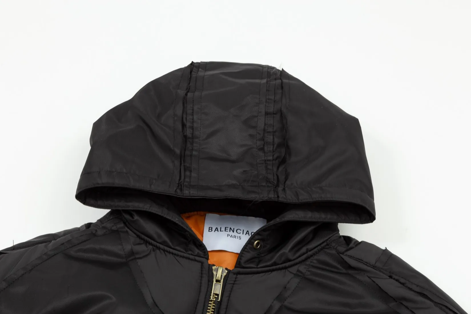 【BALENCIAGA  公式旗艦店】バレンシアガ  ジャケット着 ご好評に付き再入荷！241022