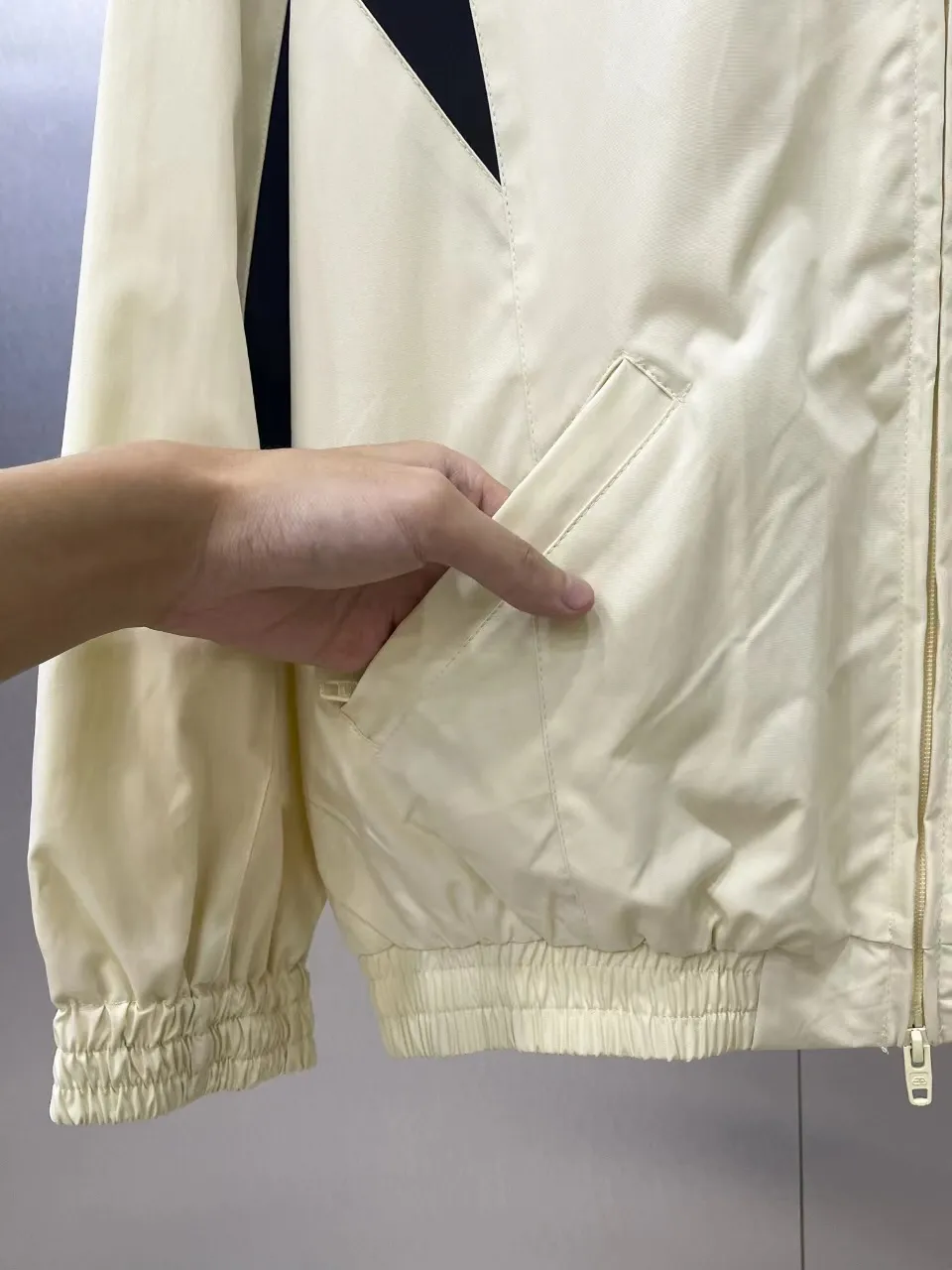 【BALENCIAGA 公式旗艦店】 バレンシアガ  ジャケット着 好評に付き再入荷 240827