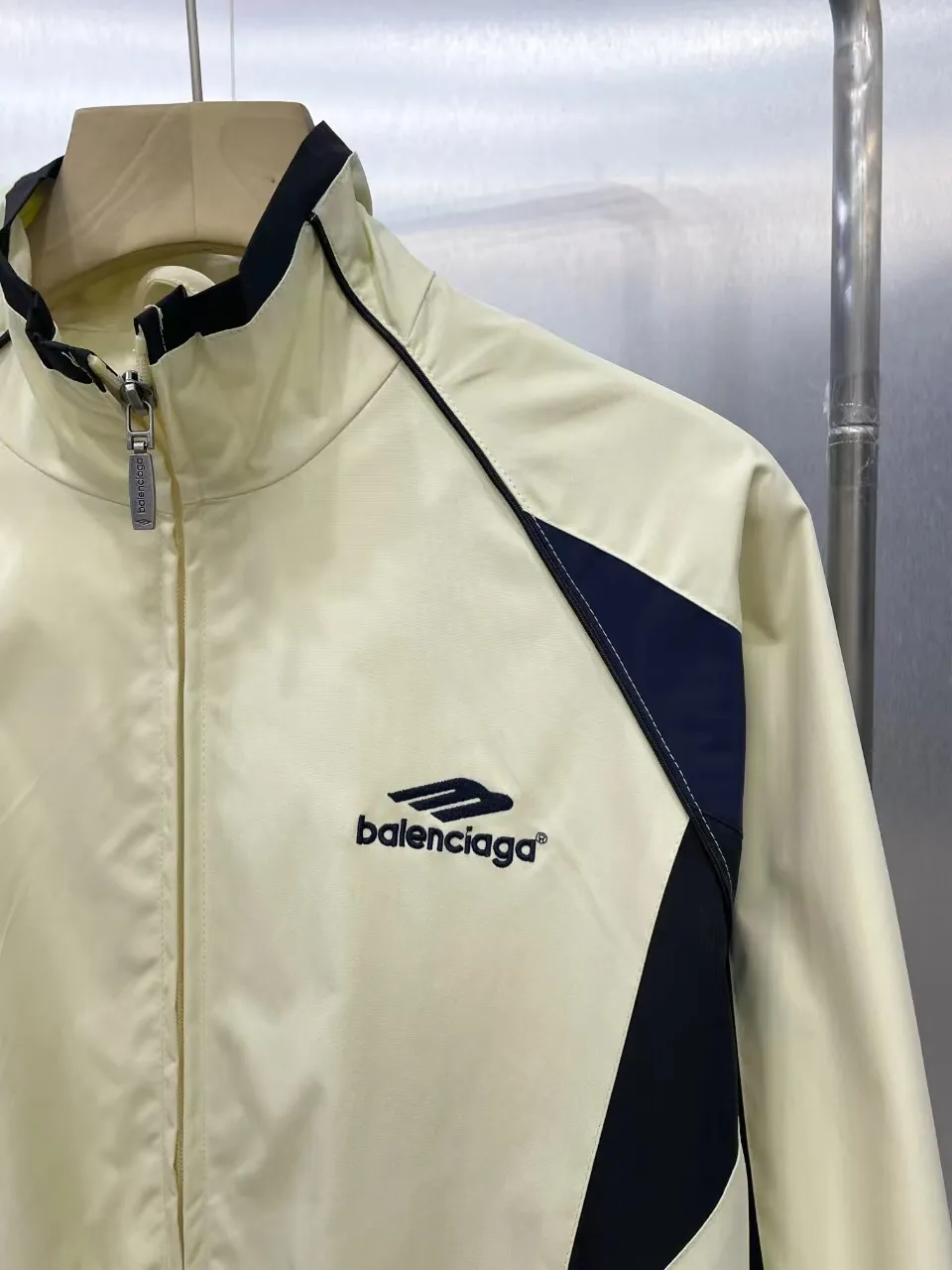 【BALENCIAGA 公式旗艦店】 バレンシアガ  ジャケット着 好評に付き再入荷 240827
