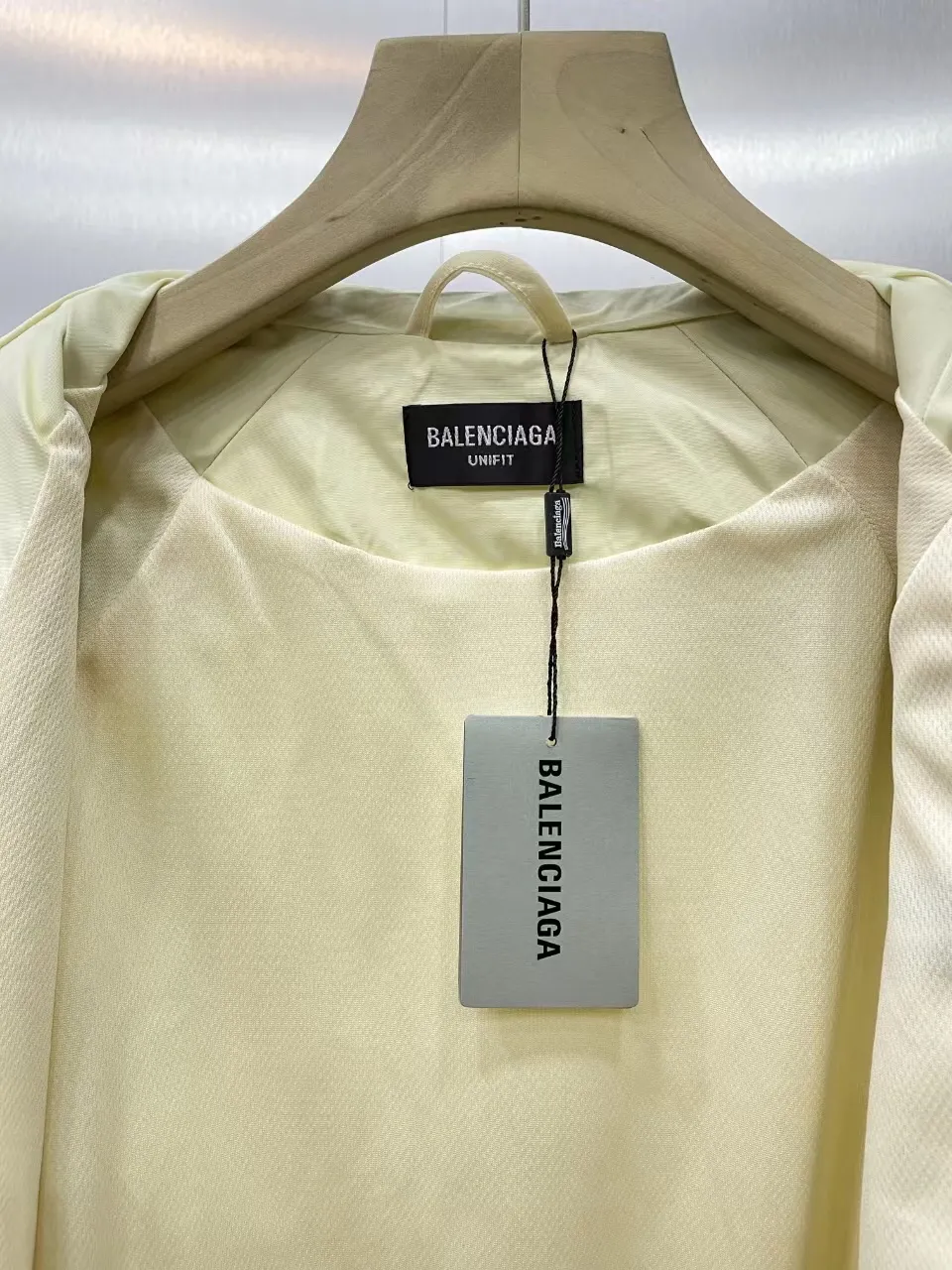 【BALENCIAGA 公式旗艦店】 バレンシアガ  ジャケット着 好評に付き再入荷 240827