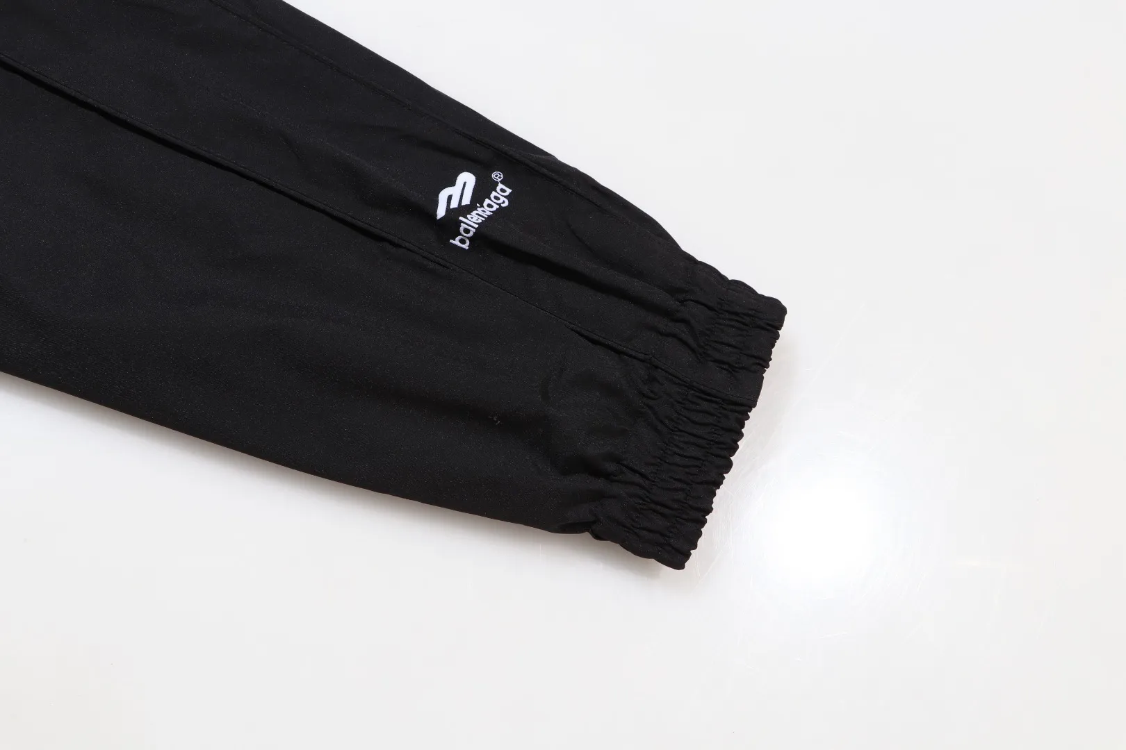 【BALENCIAGA 公式旗艦店】 バレンシアガ  ジャケット着 好評に付き再入荷 240827