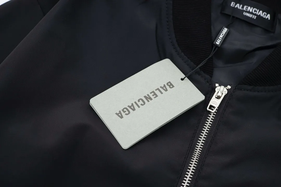 【BALENCIAGA 公式旗艦店】 バレンシアガ  ジャケット着 好評に付き再入荷 240827