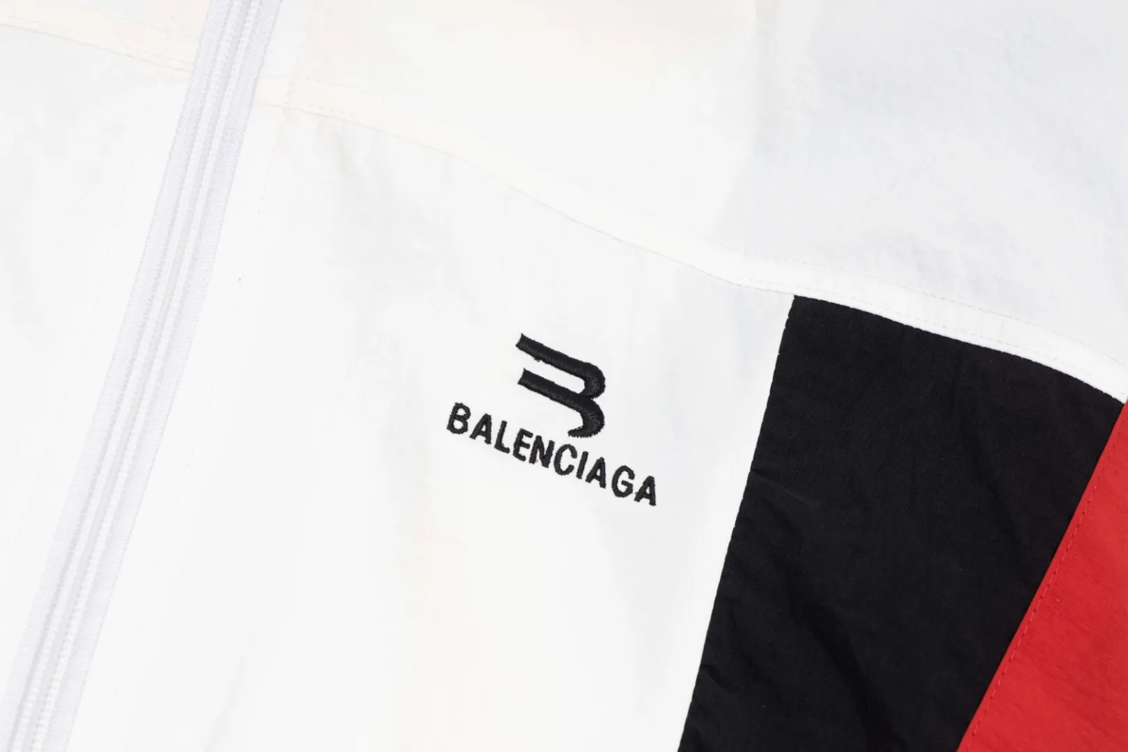 【BALENCIAGA 公式旗艦店】 バレンシアガ  ジャケット着 好評に付き再入荷 240827