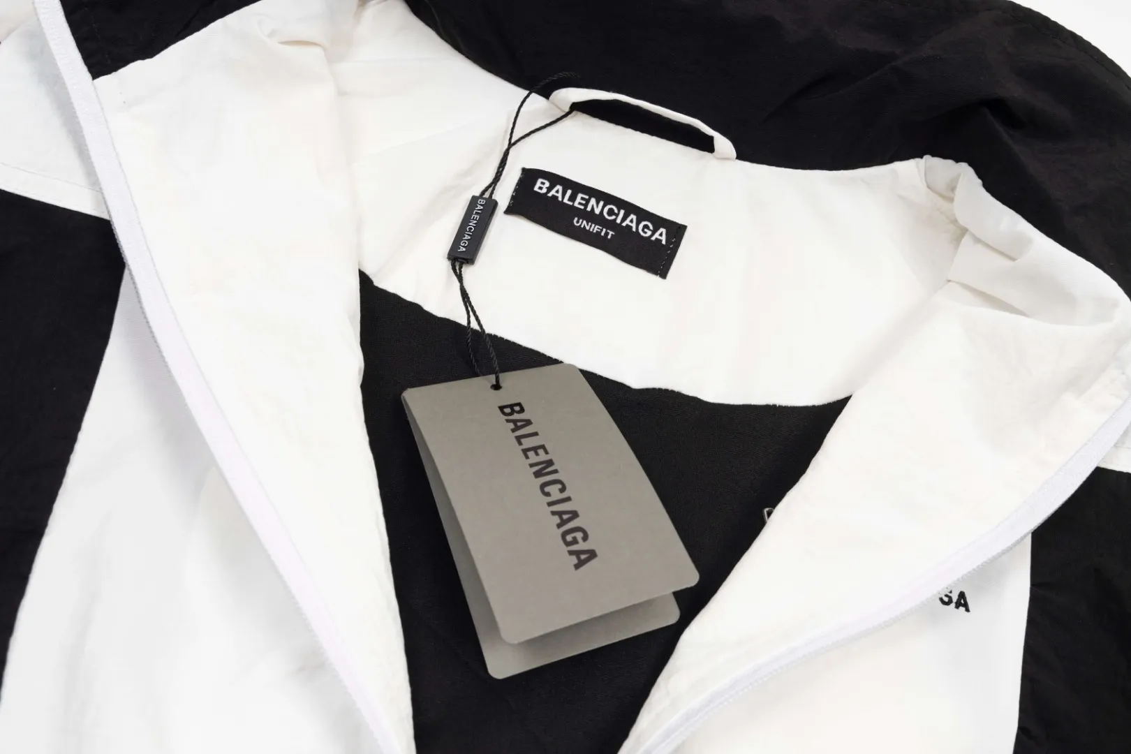 【BALENCIAGA 公式旗艦店】 バレンシアガ  ジャケット着 好評に付き再入荷 240827