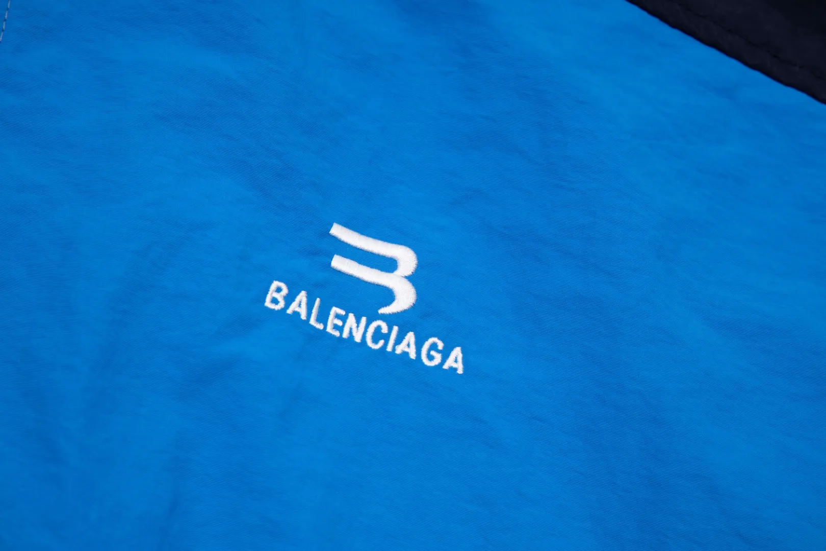 【BALENCIAGA 公式旗艦店】 バレンシアガ  ジャケット着 好評に付き再入荷 240827