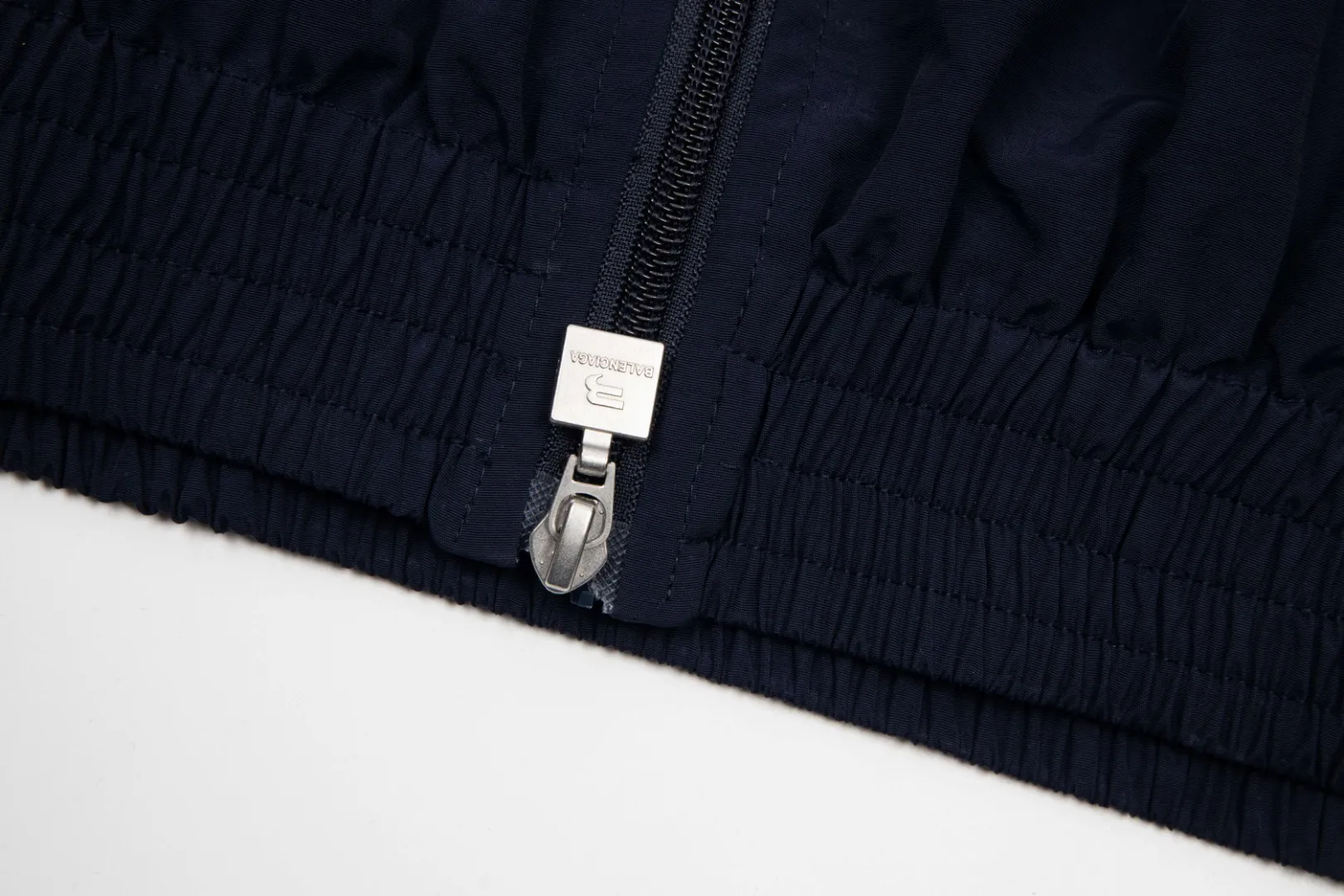 【BALENCIAGA 公式旗艦店】 バレンシアガ  ジャケット着 好評に付き再入荷 240827