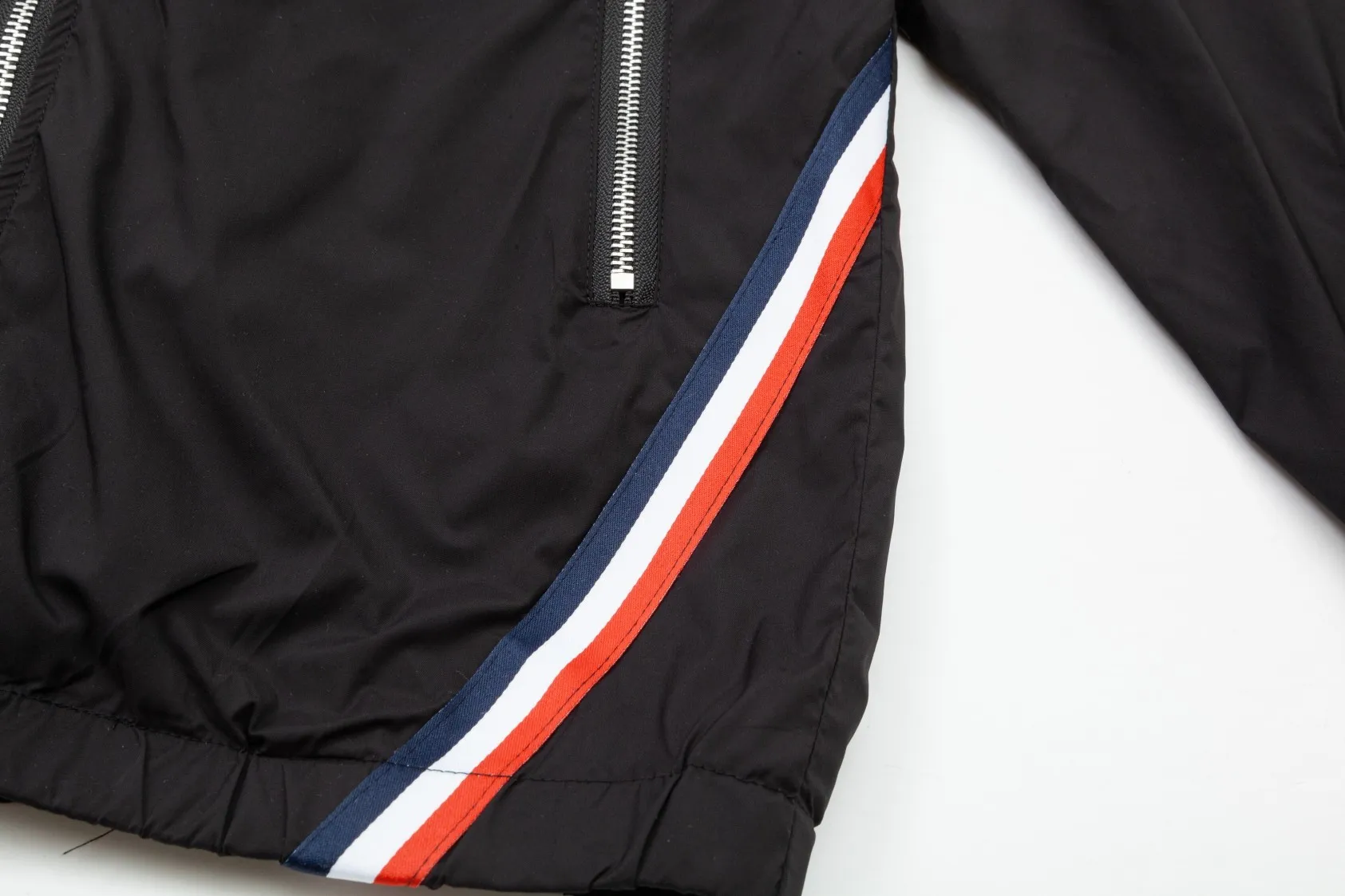 【MONCLER  公式旗艦店】モンクレール  ジャケット着 好評に付き再入荷 240826