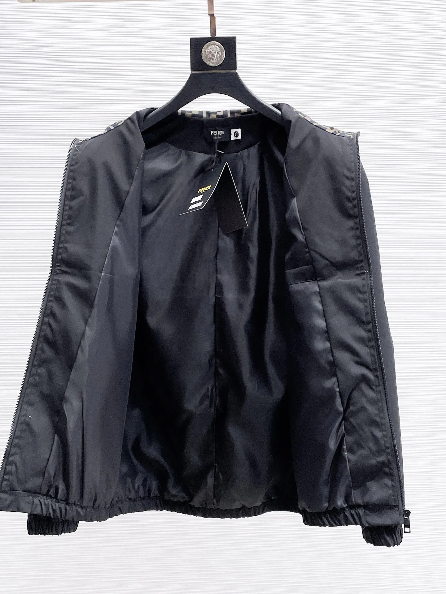 【FENDI  公式旗艦店】フェンディ  ジャケット着 好評に付き再入荷 241223