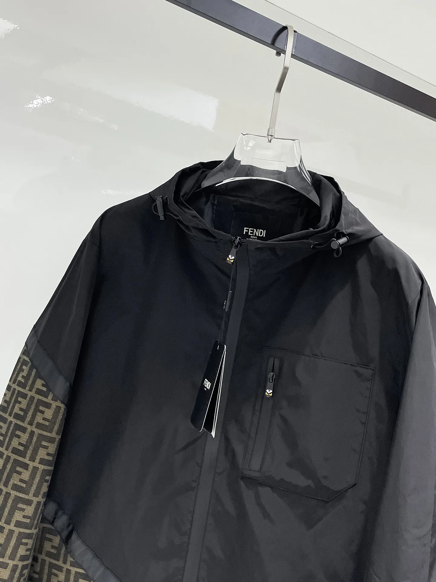 【FENDI  公式旗艦店】フェンディ  ジャケット着 好評に付き再入荷 241223