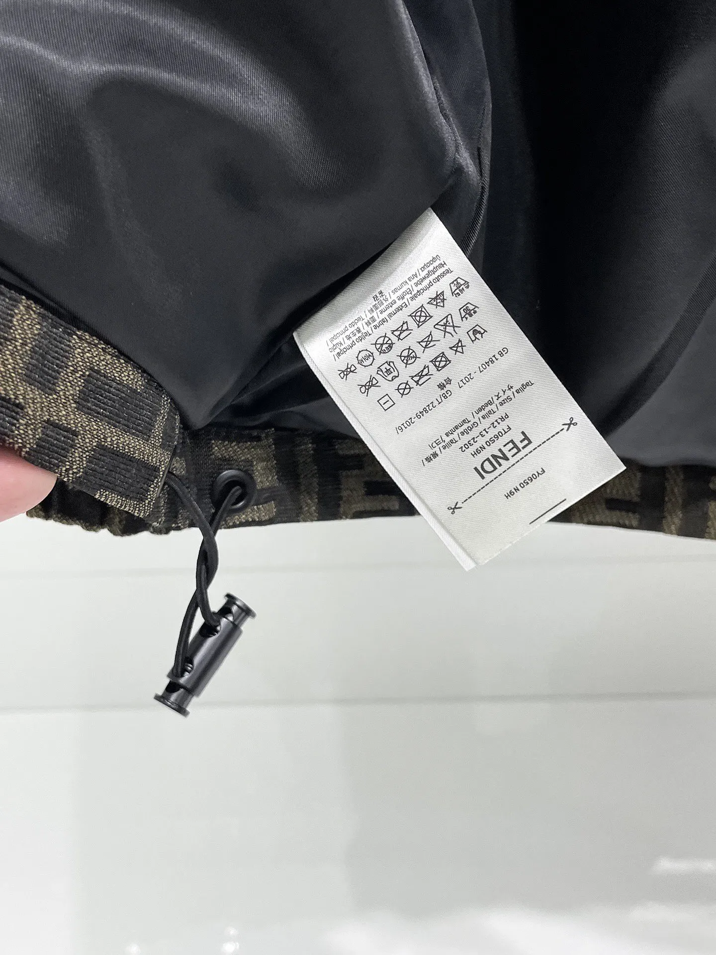 【FENDI  公式旗艦店】フェンディ  ジャケット着 好評に付き再入荷 241223