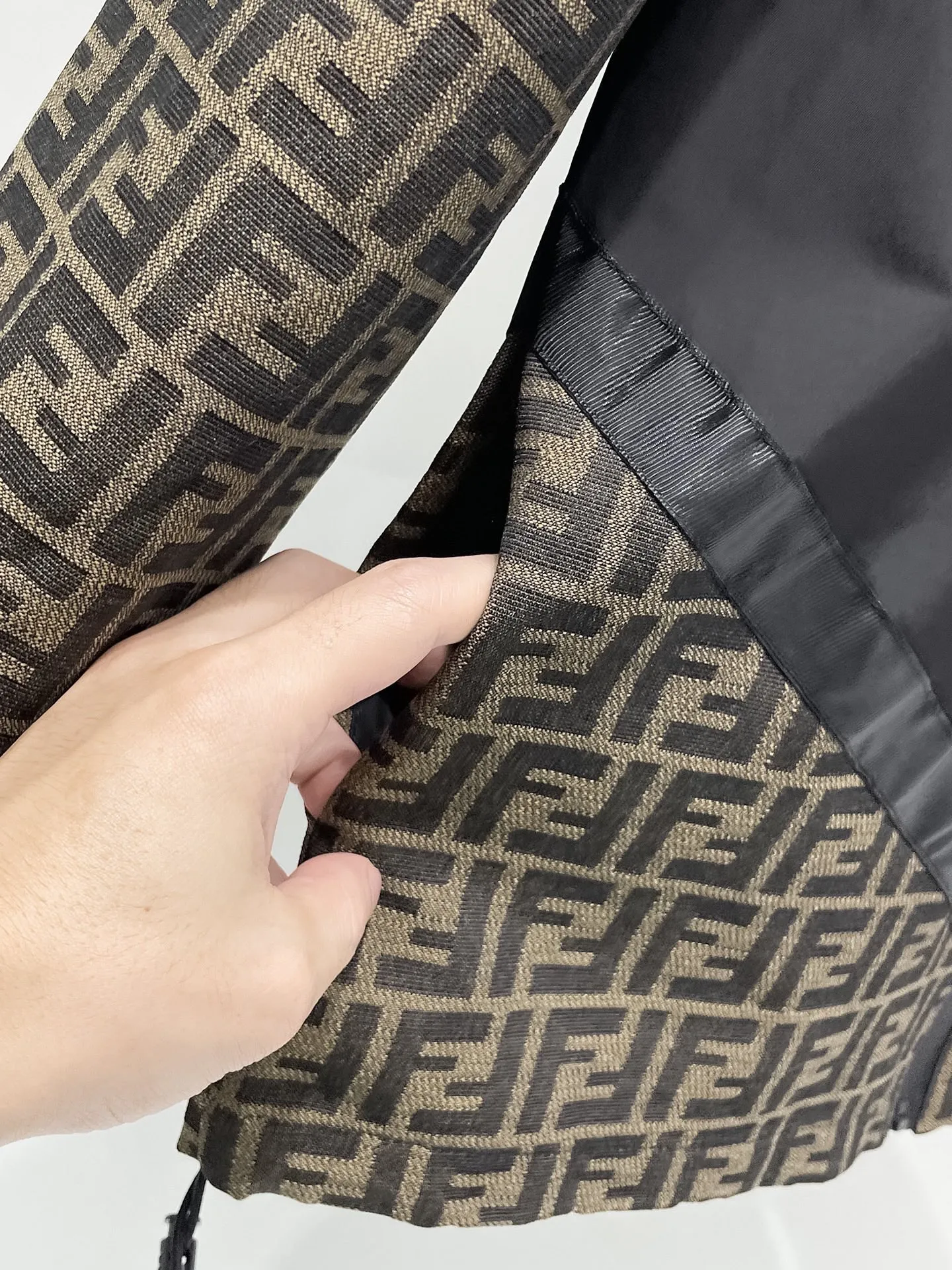 【FENDI  公式旗艦店】フェンディ  ジャケット着 好評に付き再入荷 241223