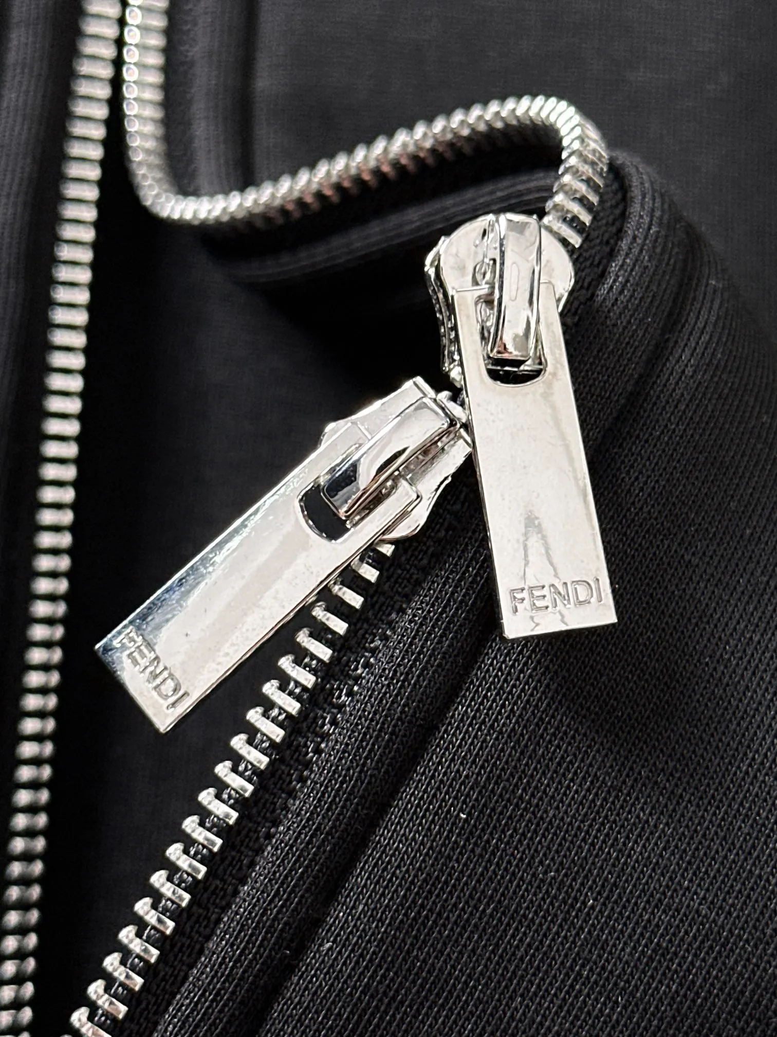 【FENDI  公式旗艦店】フェンディ  ジャケット着 好評に付き再入荷 241223