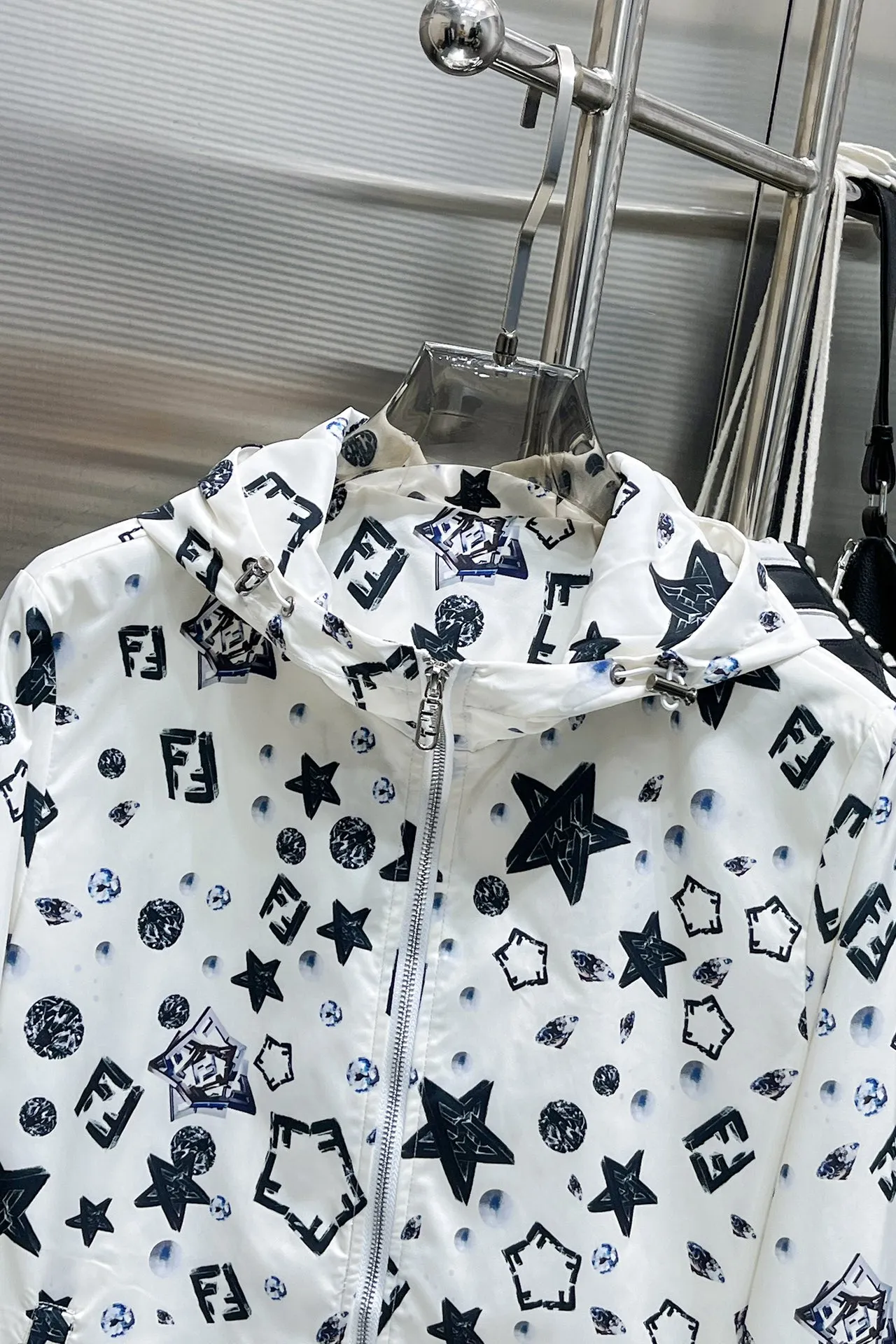 【FENDI  公式旗艦店】フェンディ ジャケット着 好評に付き再入荷 241223