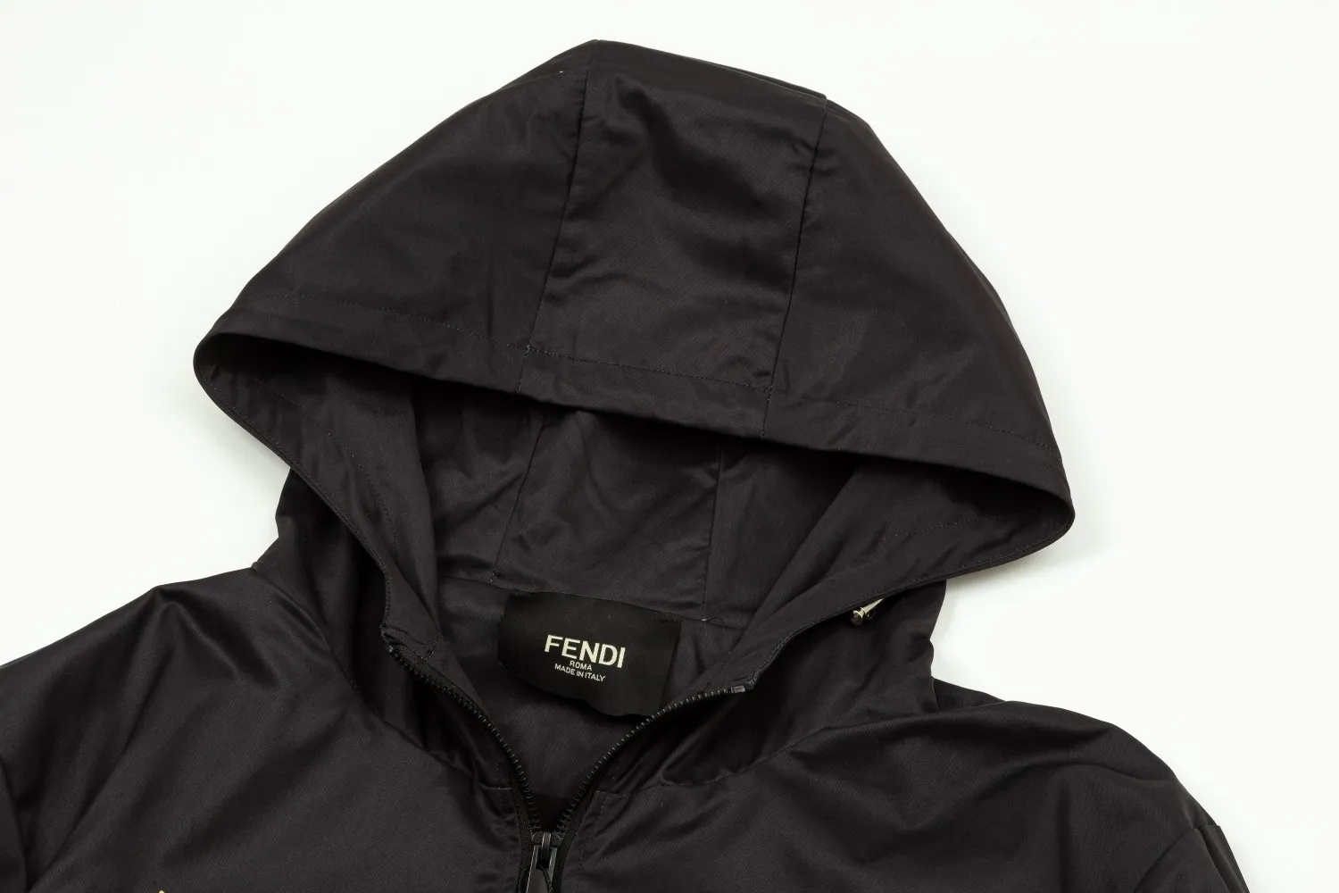 【FENDI  公式旗艦店】フェンディ  ジャケット着 ご好評に付き再入荷！241021