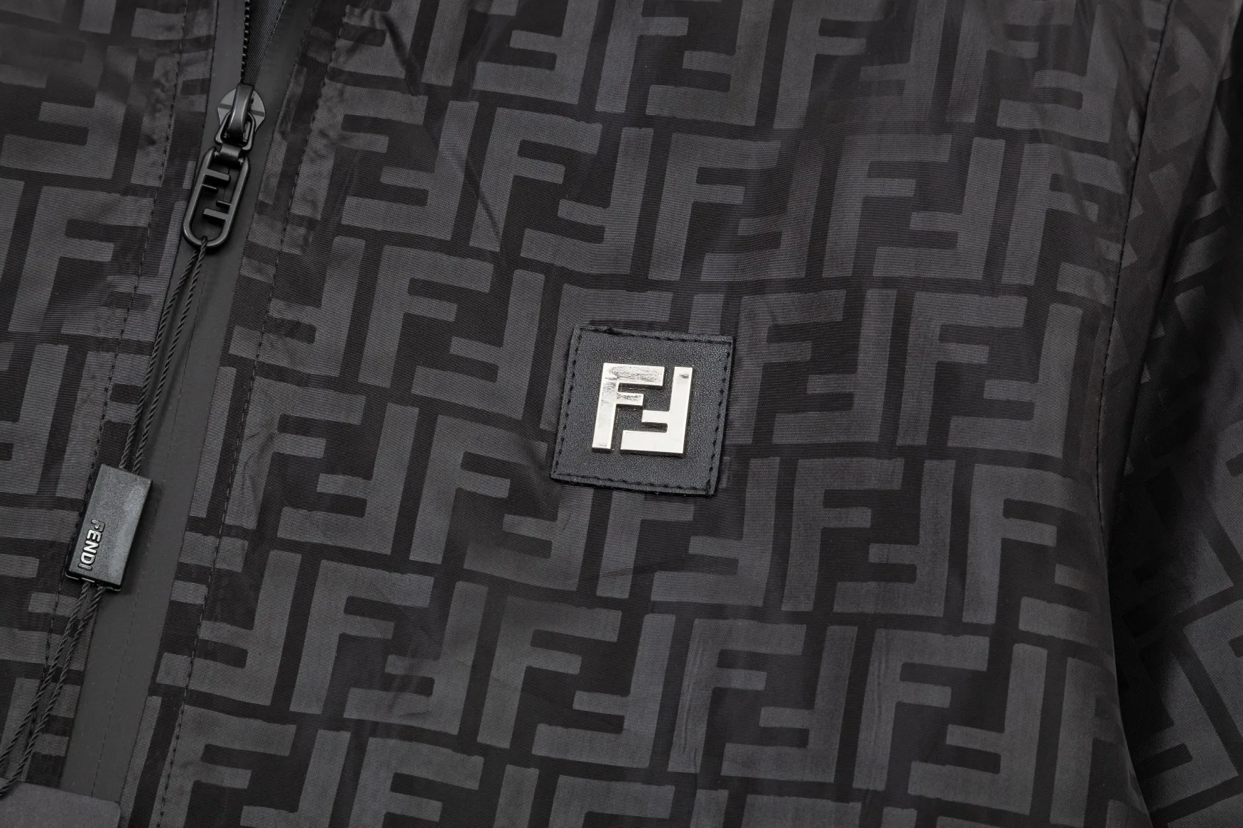 【FENDI  公式旗艦店】フェンディ  ジャケット着 好評に付き再入荷 240826