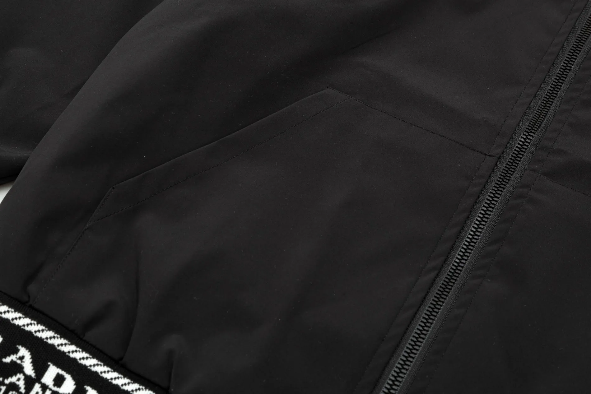 【PRADA  公式旗艦店】プラダ  ジャケット着 好評に付き再入荷 241224