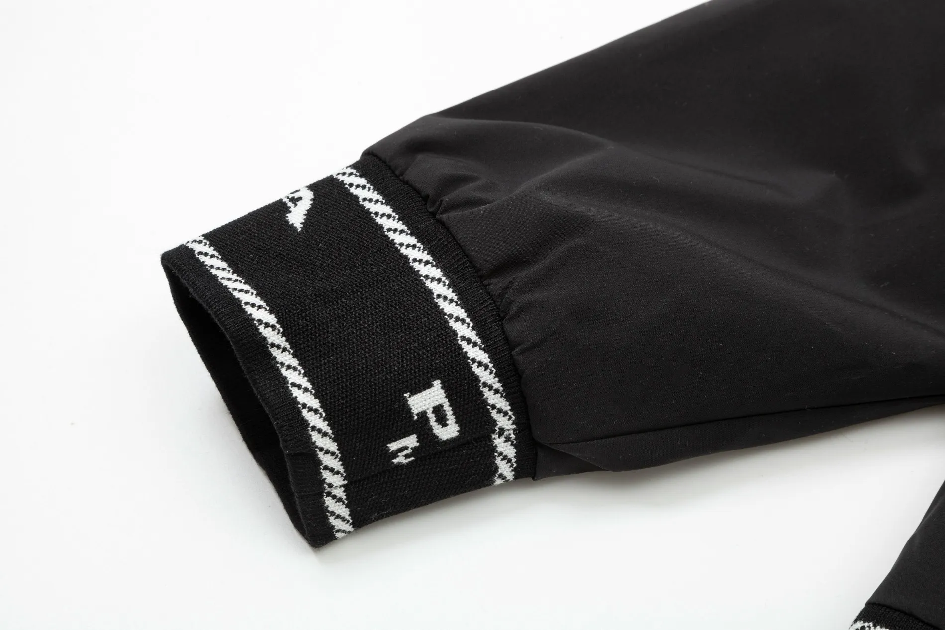 【PRADA  公式旗艦店】プラダ  ジャケット着 好評に付き再入荷 241224