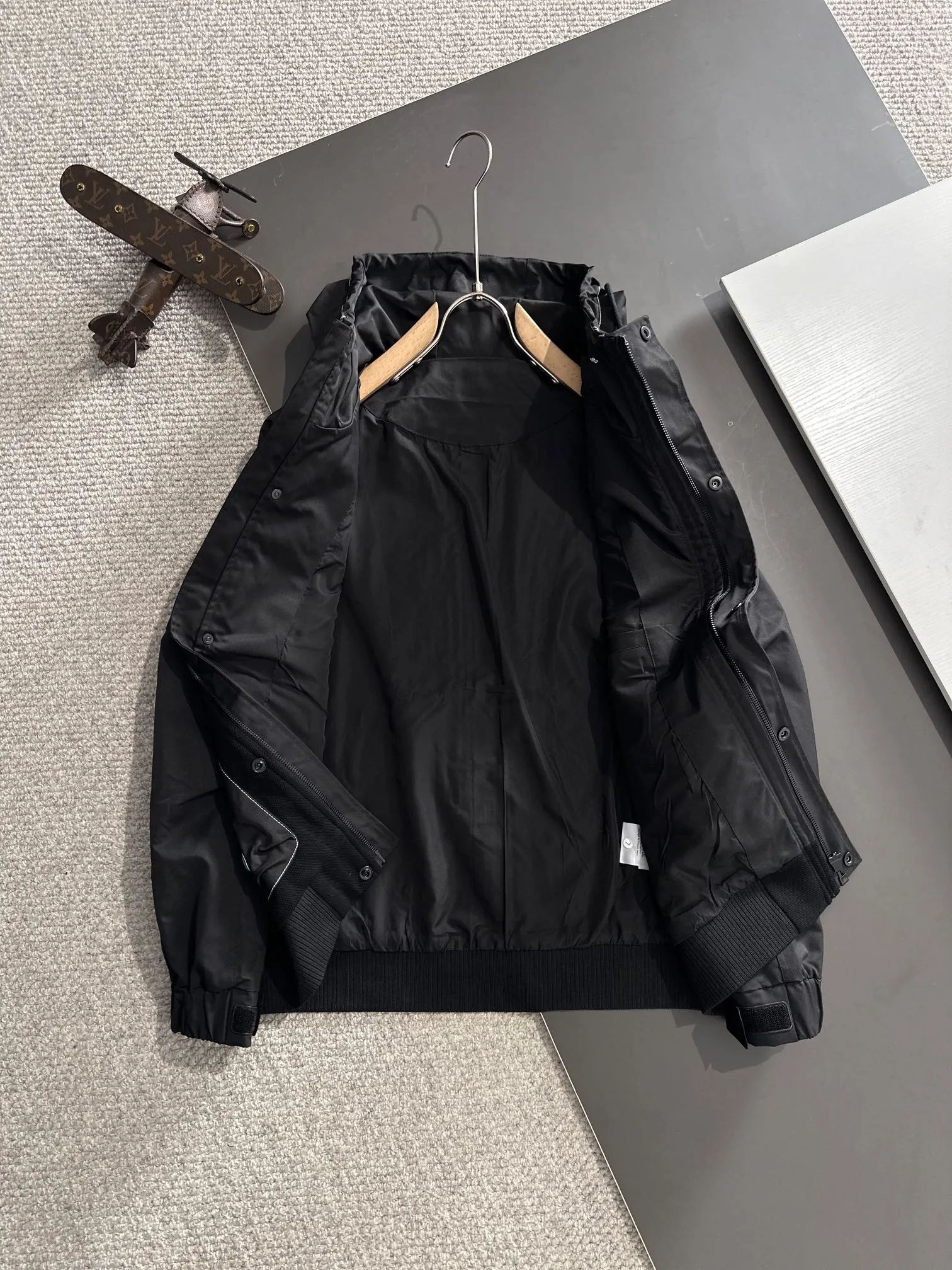 【LOEWE 公式旗艦店】ロエベ  ジャケット着 好評に付き再入荷 241224