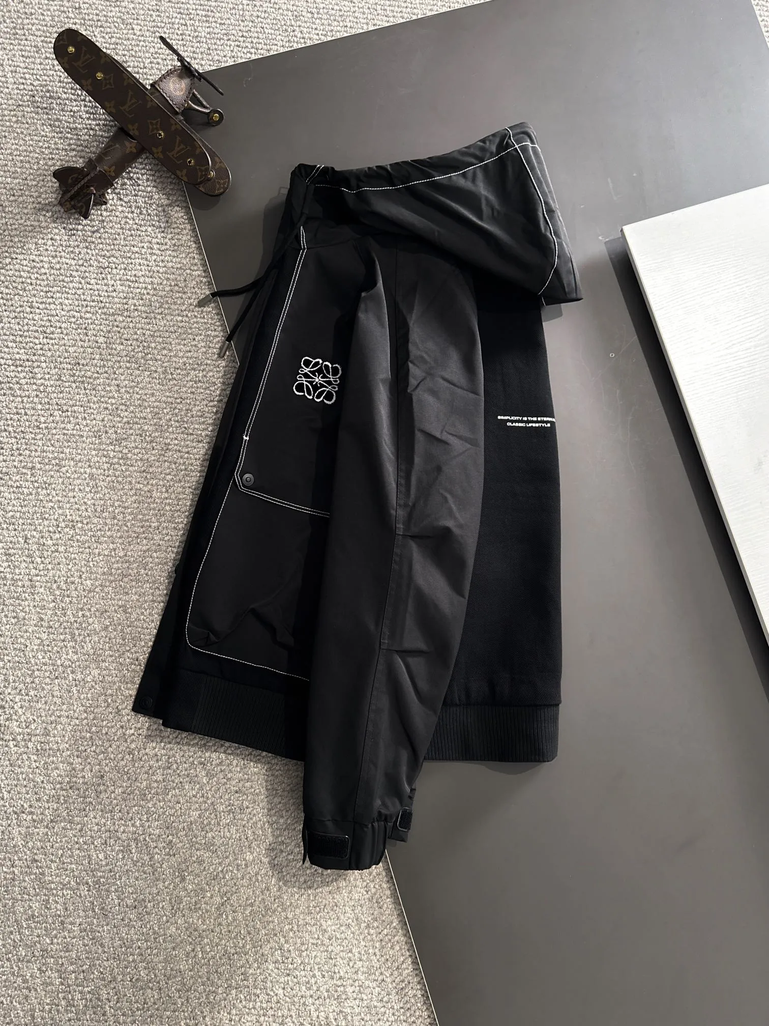 【LOEWE 公式旗艦店】ロエベ  ジャケット着 好評に付き再入荷 241224