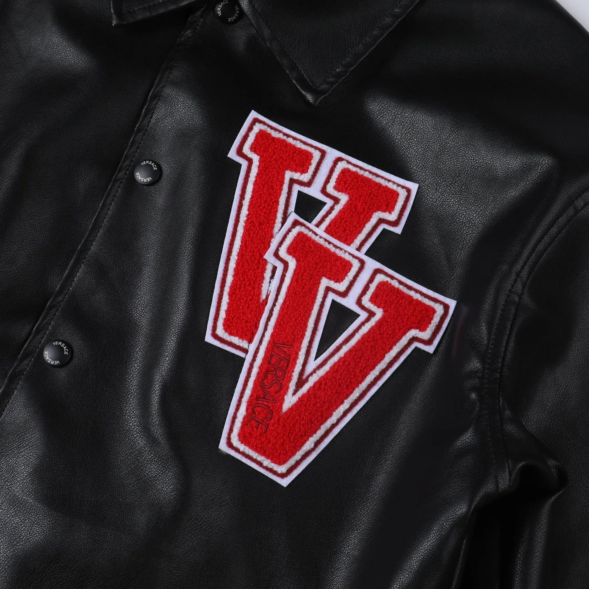 【VERSACE  公式旗艦店】ヴェルサーチ  ジャケット着 ご好評に付き再入荷！241024