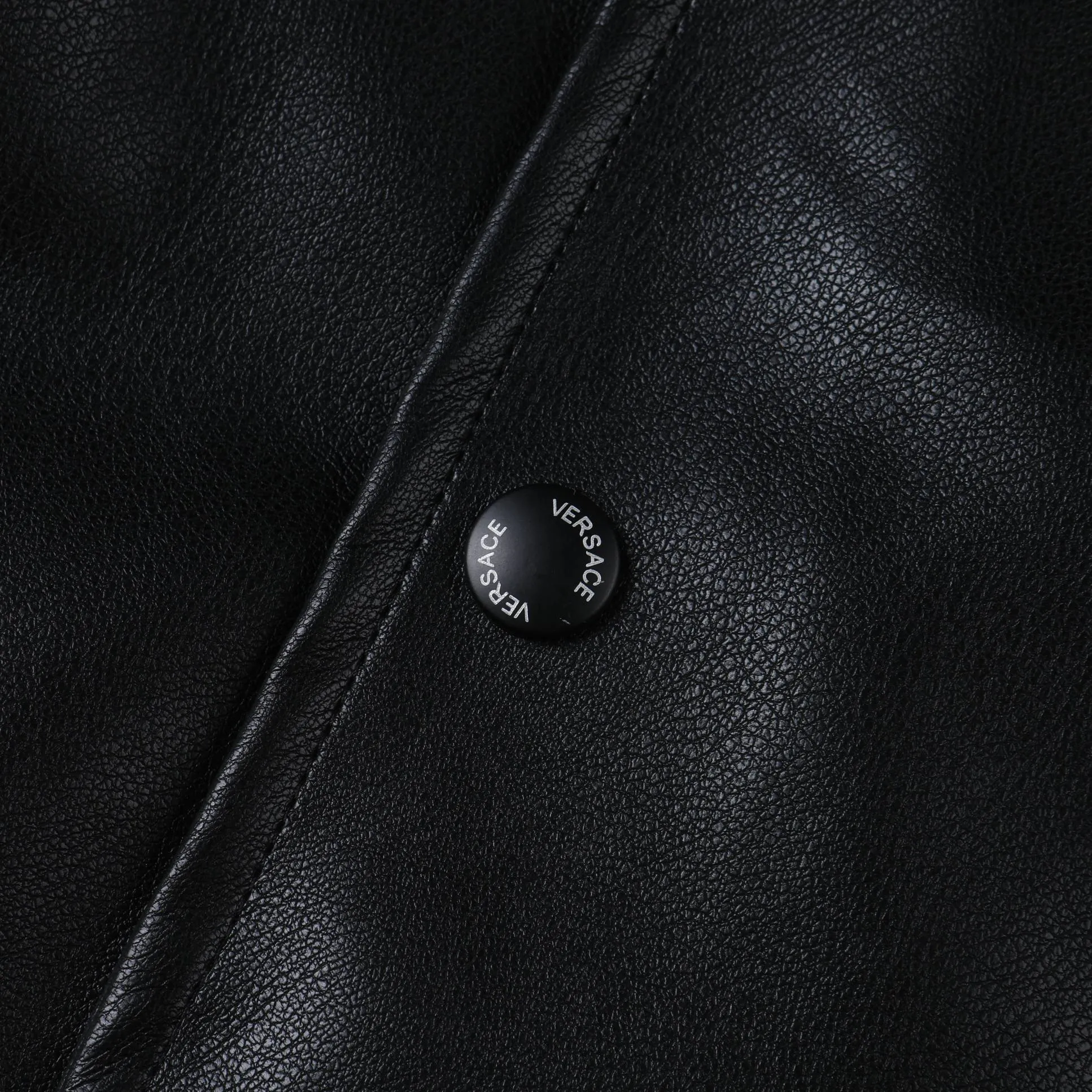 【VERSACE  公式旗艦店】ヴェルサーチ  ジャケット着 ご好評に付き再入荷！241024