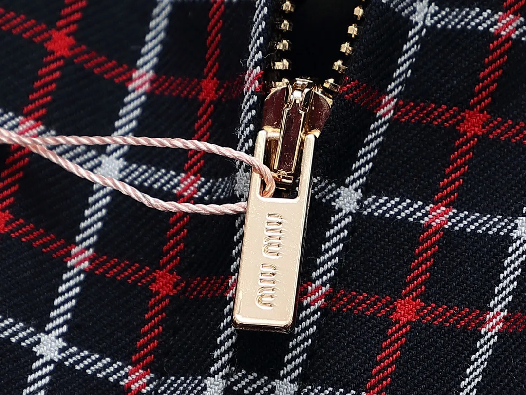 【Miumiu 公式旗艦店】 ミュウミュウ   ジャケット着  スウェット ご好評に付き再入荷！241122