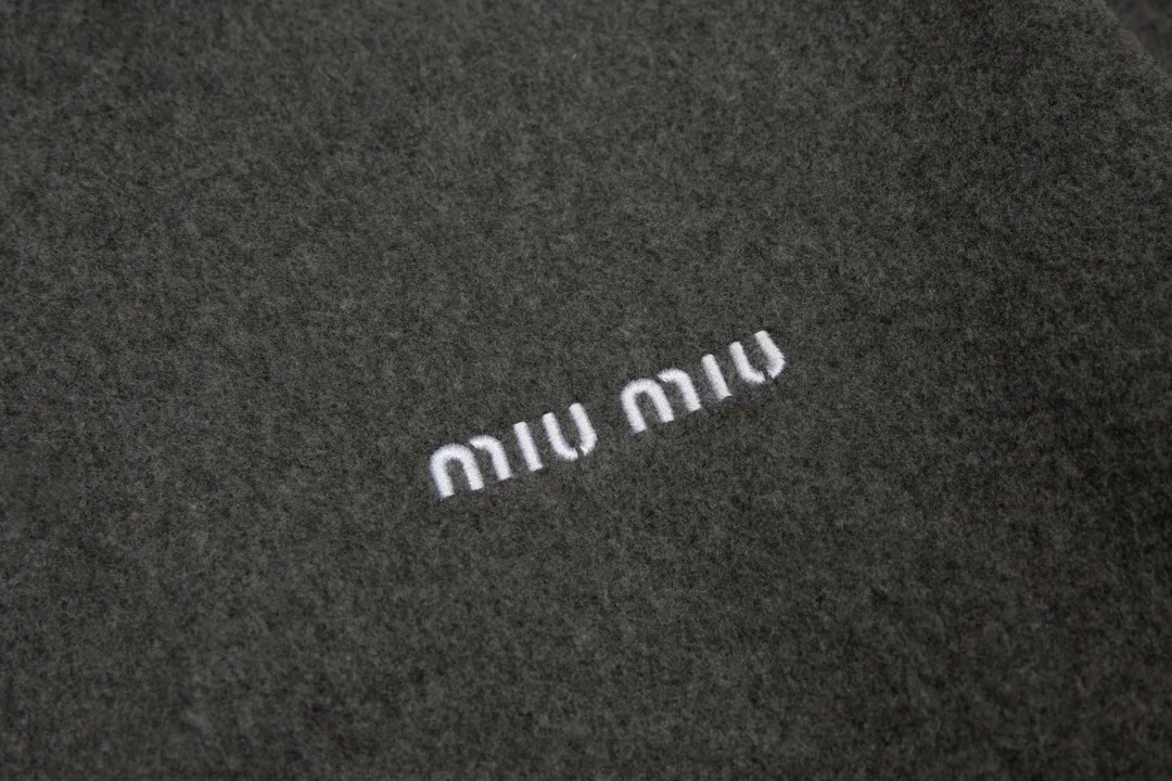 【Miumiu 公式旗艦店】 ミュウミュウ   ジャケット着  スウェット ご好評に付き再入荷！241122