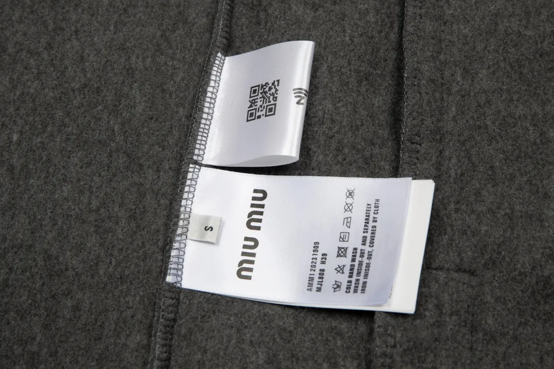 【Miumiu 公式旗艦店】 ミュウミュウ   ジャケット着  スウェット ご好評に付き再入荷！241122