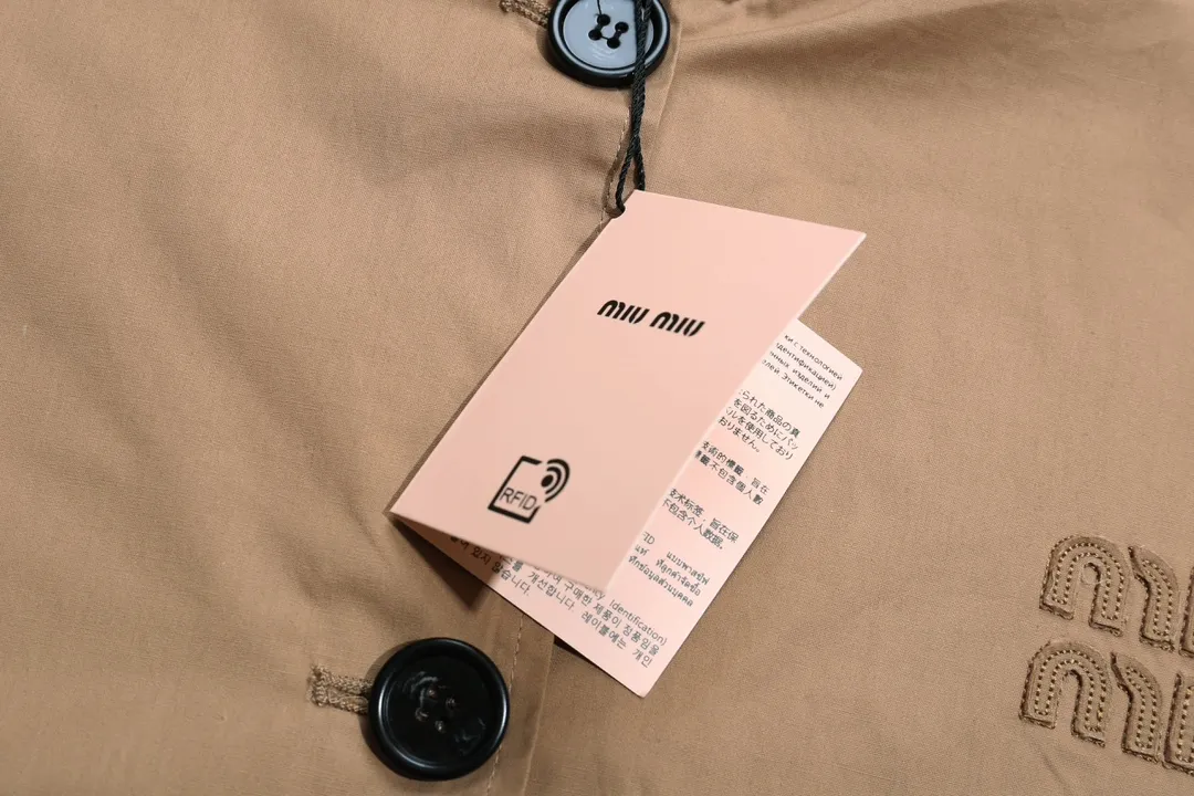 【Miumiu 公式旗艦店】 ミュウミュウ   ジャケット着  スウェット ご好評に付き再入荷！241122