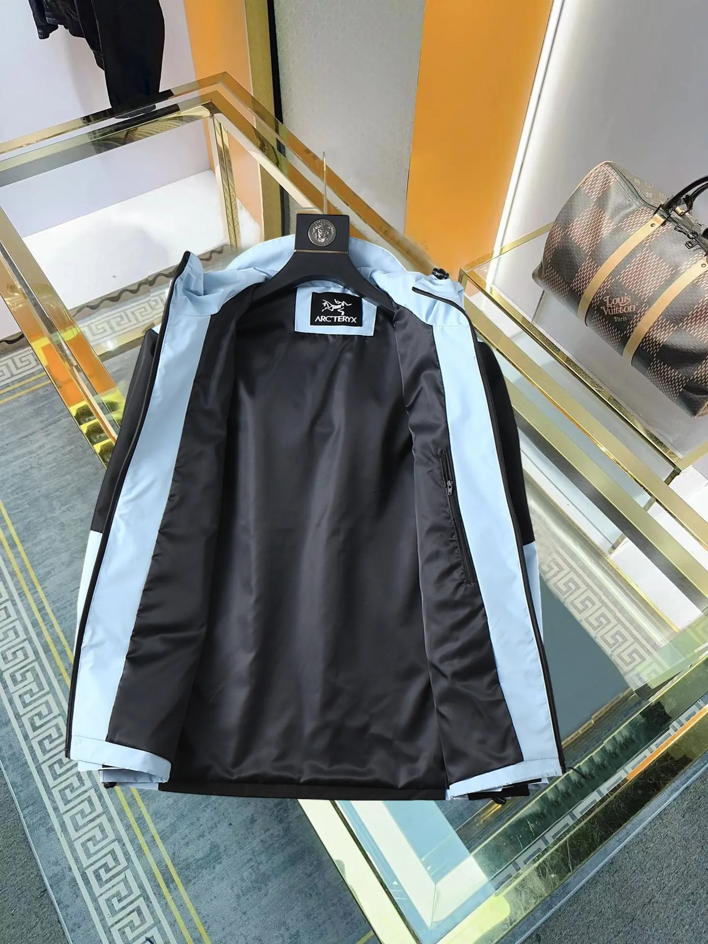 【ARCTERYX  公式旗艦店】アークテリクス  ジャケット着 ご好評に付き再入荷！250107