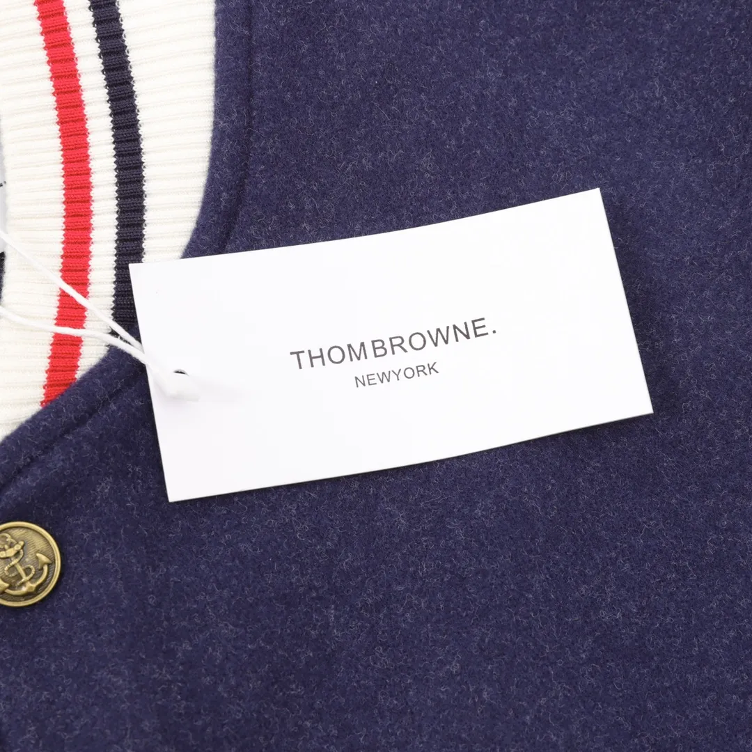 【ThomBrowne  公式旗艦店】トムブラウン  ジャケット着 好評に付き再入荷！250106