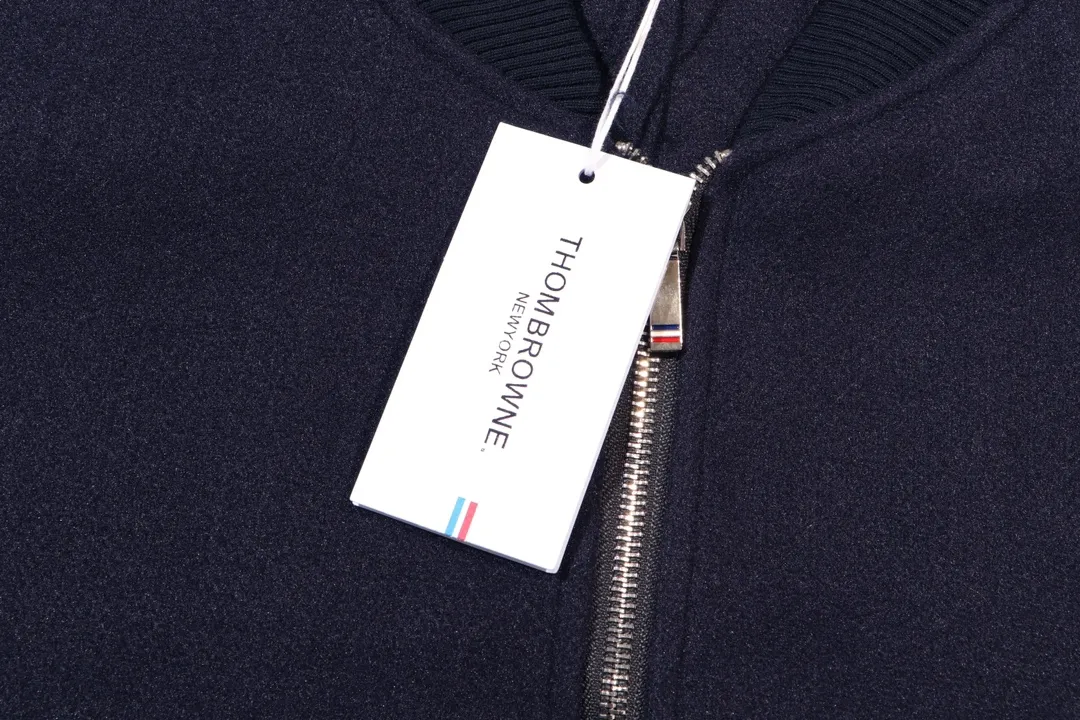 【ThomBrowne  公式旗艦店】トムブラウン  ジャケット着 好評に付き再入荷！250106