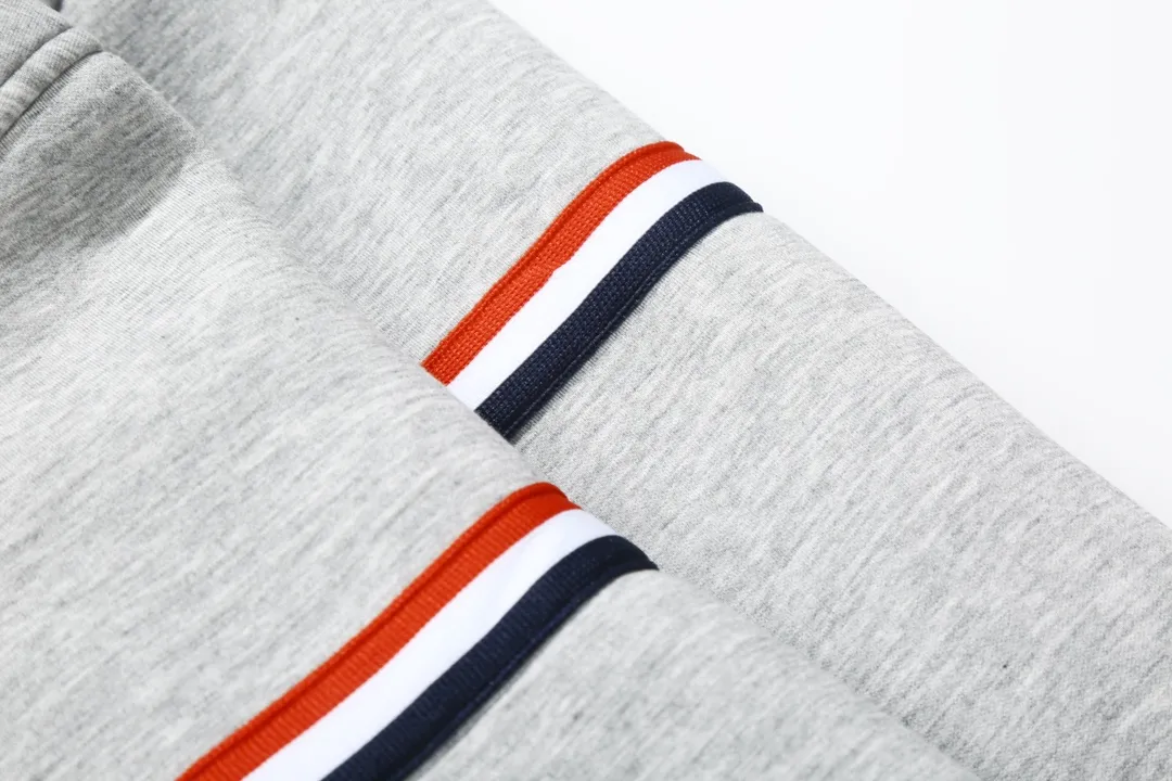 【ThomBrowne  公式旗艦店】トムブラウン  ジャケット着 好評に付き再入荷！250106