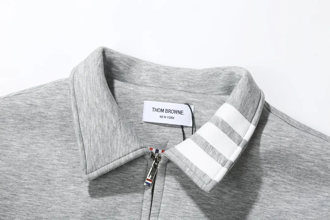 【ThomBrowne  公式旗艦店】トムブラウン  ジャケット着 好評に付き再入荷！250106