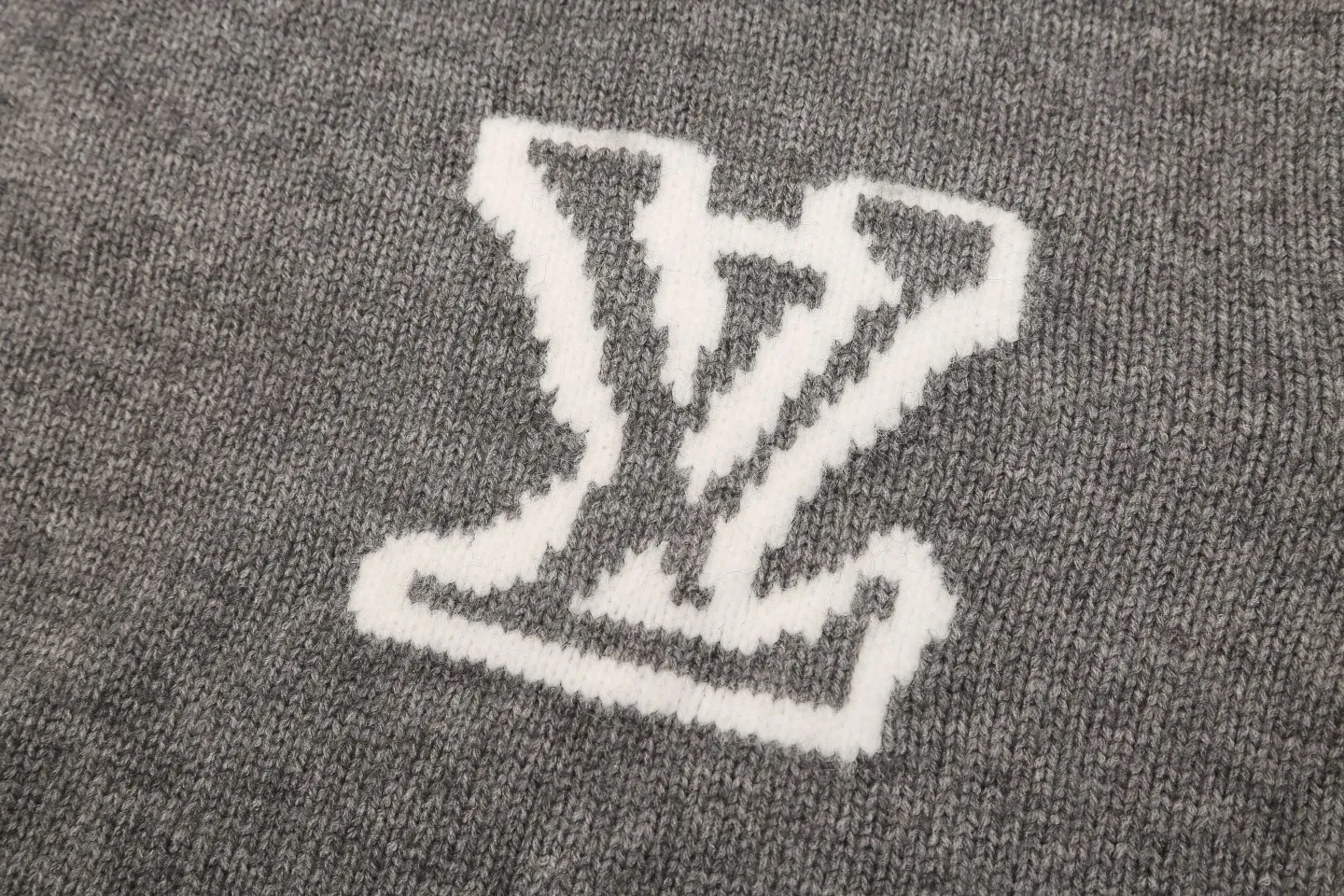 LV 【LOUIS VUITTON 公式旗艦店】ルイヴィトン  セーター好評に付き再入荷！ 241029