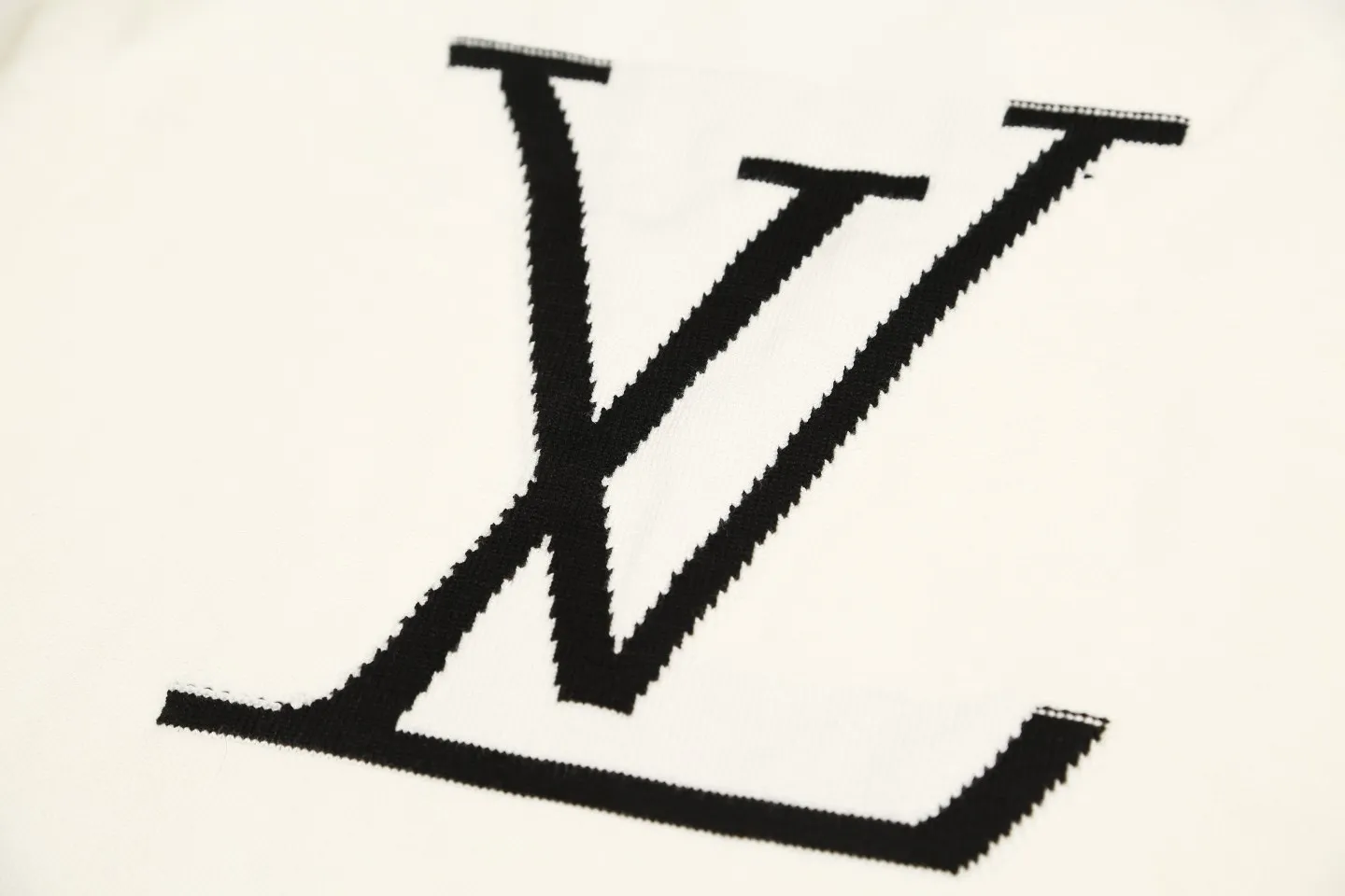 LV 【LOUIS VUITTON 公式旗艦店】ルイヴィトン  セーター好評に付き再入荷！ 240927