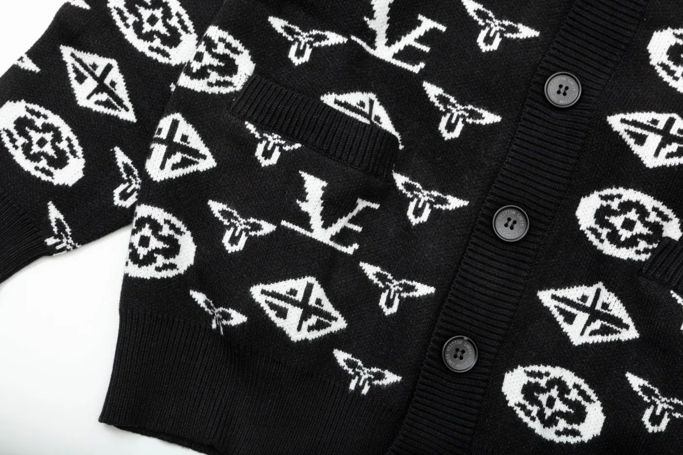 LV 【LOUIS VUITTON 公式旗艦店】ルイヴィトン  セーター好評に付き再入荷！ 240927