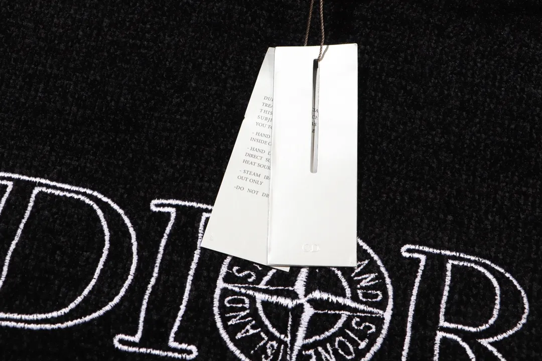 【DIOR  公式旗艦店】ディオール  セーター好評に付き再入荷！ 241031