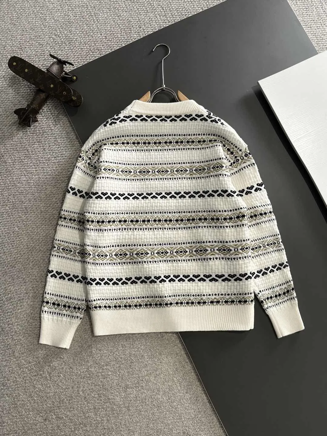 【LOEWE  公式旗艦店】ロエベ  ジャケット着 ご好評に付き再入荷！250109